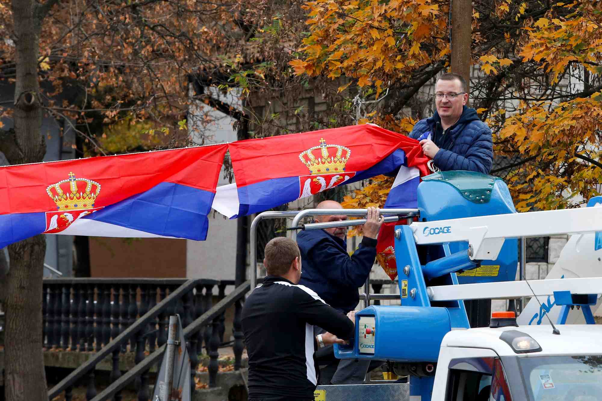 Des personnes arborent des drapeaux serbes suite a la decision des membres de la minorite serbe du nord du kosovo de quitter leurs postes au sein des institutions publique