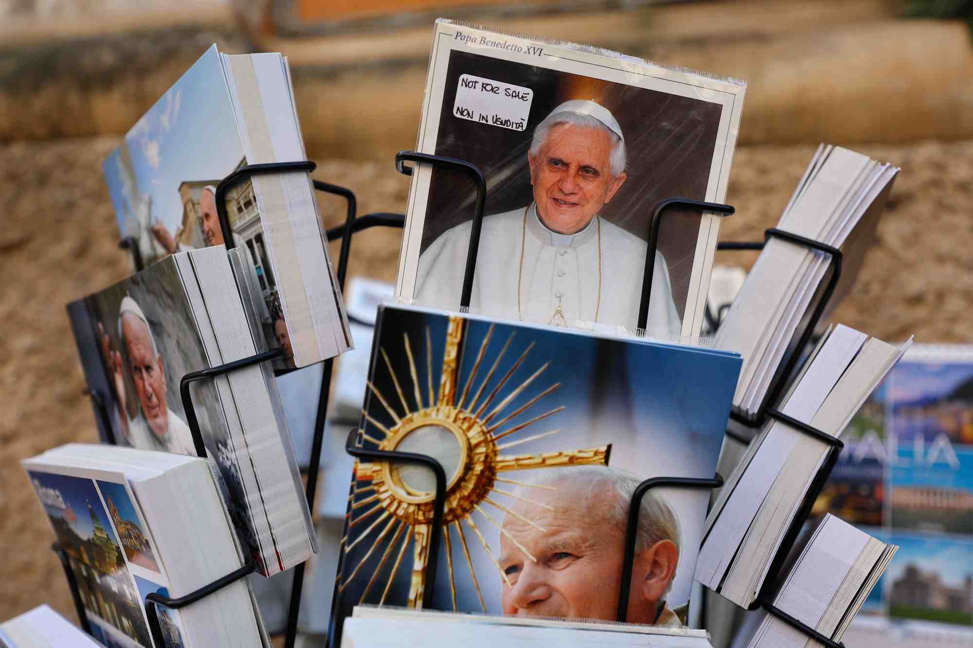 Des personnes rendent hommage a l'ancien pape benoit, au vatican