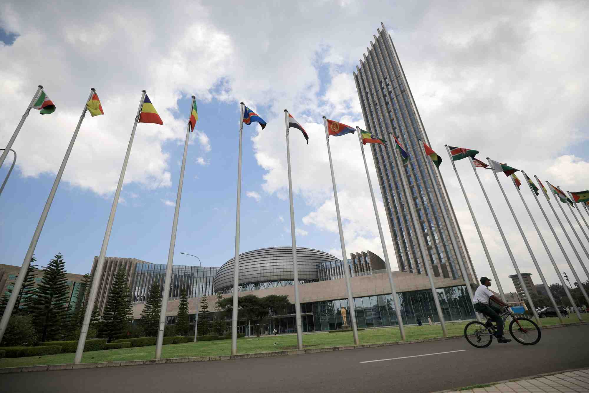 Les drapeaux nationaux des etats membres de l'union africaine (ua) au siege de la commission de l'union africaine (cua) a addis-abeba, en ethiopie
