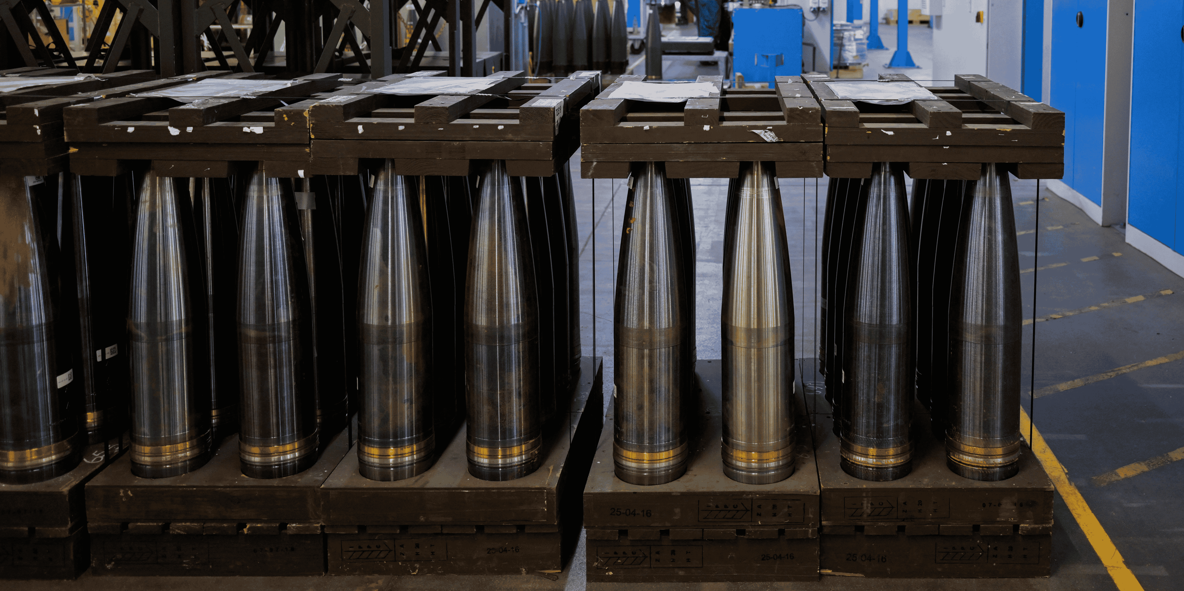 Les employes travaillent a l'usine de la societe allemande rheinmetall a unterluess, en allemagne