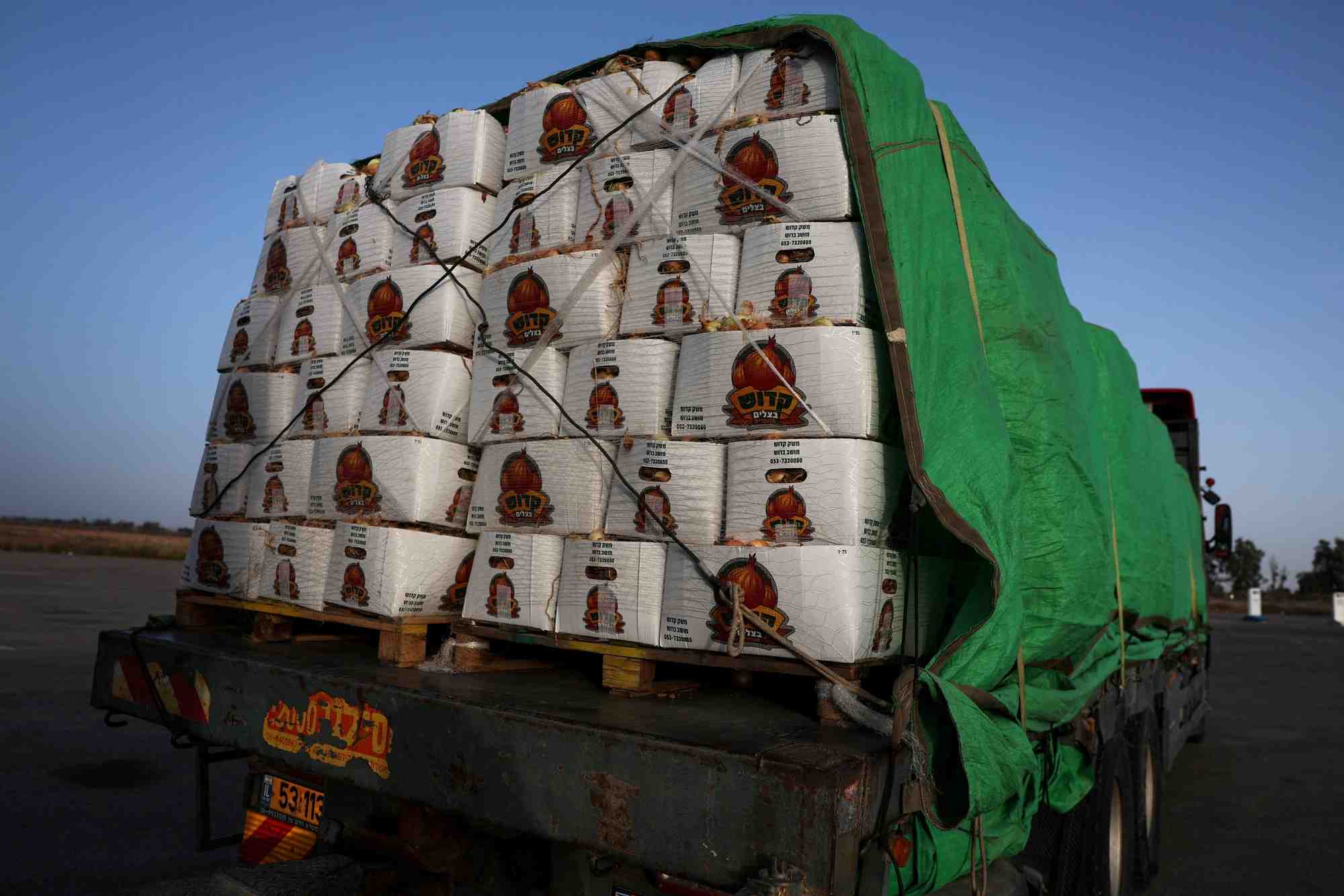Photo d'archives: un camion d'aide alimentaire est abandonne pres de l'entree du poste frontiere de kerem shalom