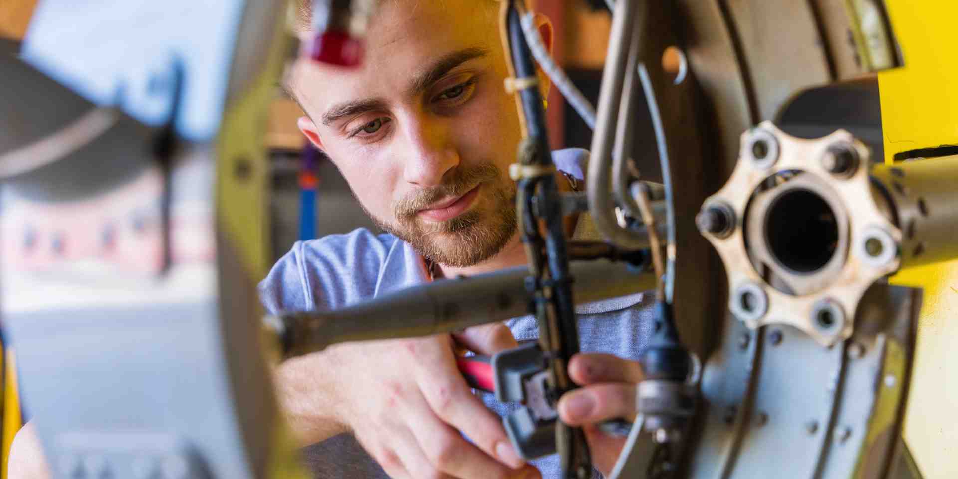 La filière aéronautique et spatiale est l'un des moteurs économiques de la Nouvelle-Aquitaine dans un contexte compliqué. Ici, un atelier d'Optima Aéro dans les Pyrénées-Atlantiques.