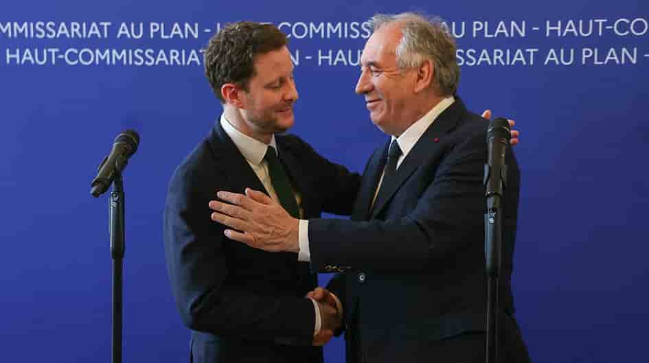 Lors de la passation de pouvoir entre François Bayrou et Clément Beaune, jeudi 6 mars 2025 à Matignon.