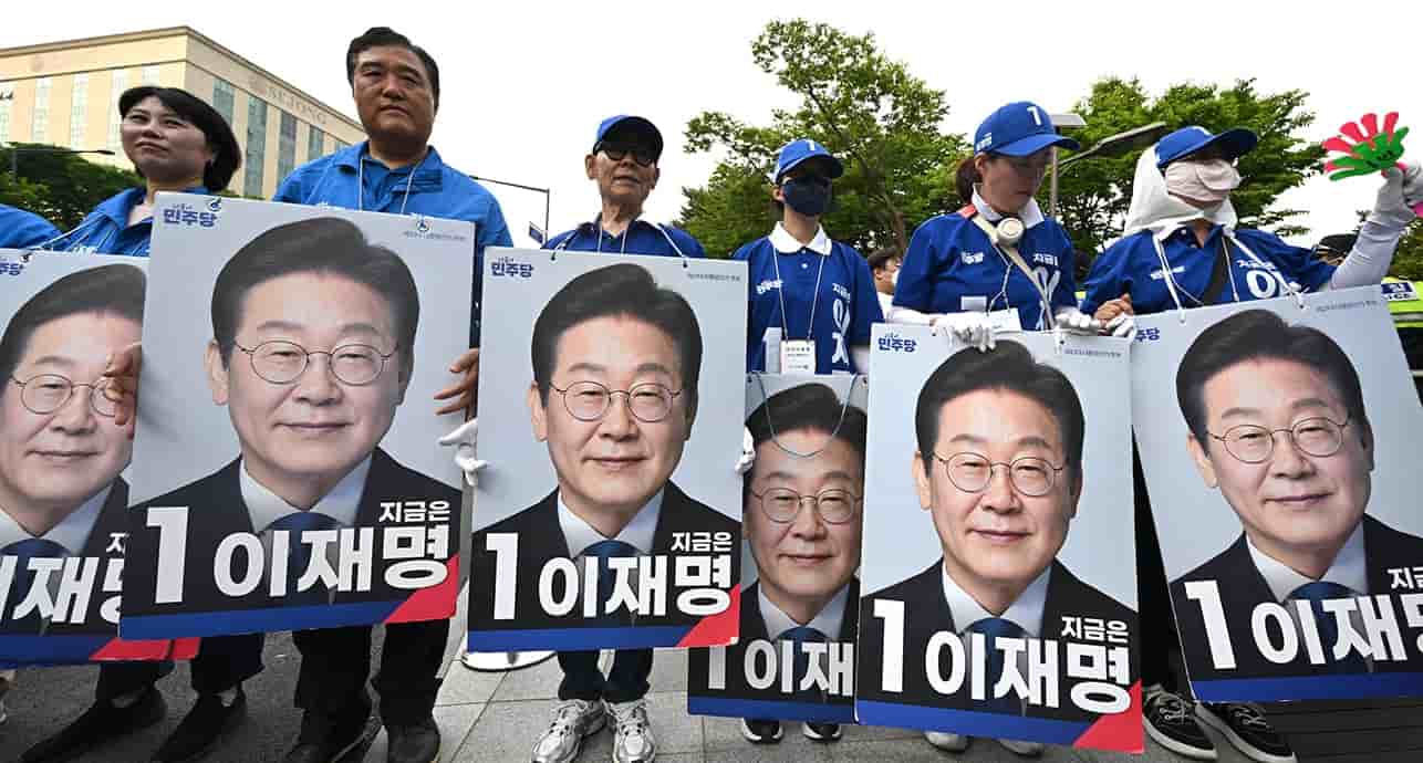Des supporters du candidat Lee Jae-myung, du parti démocrate, portant des affiches de leur favori à Séoul.