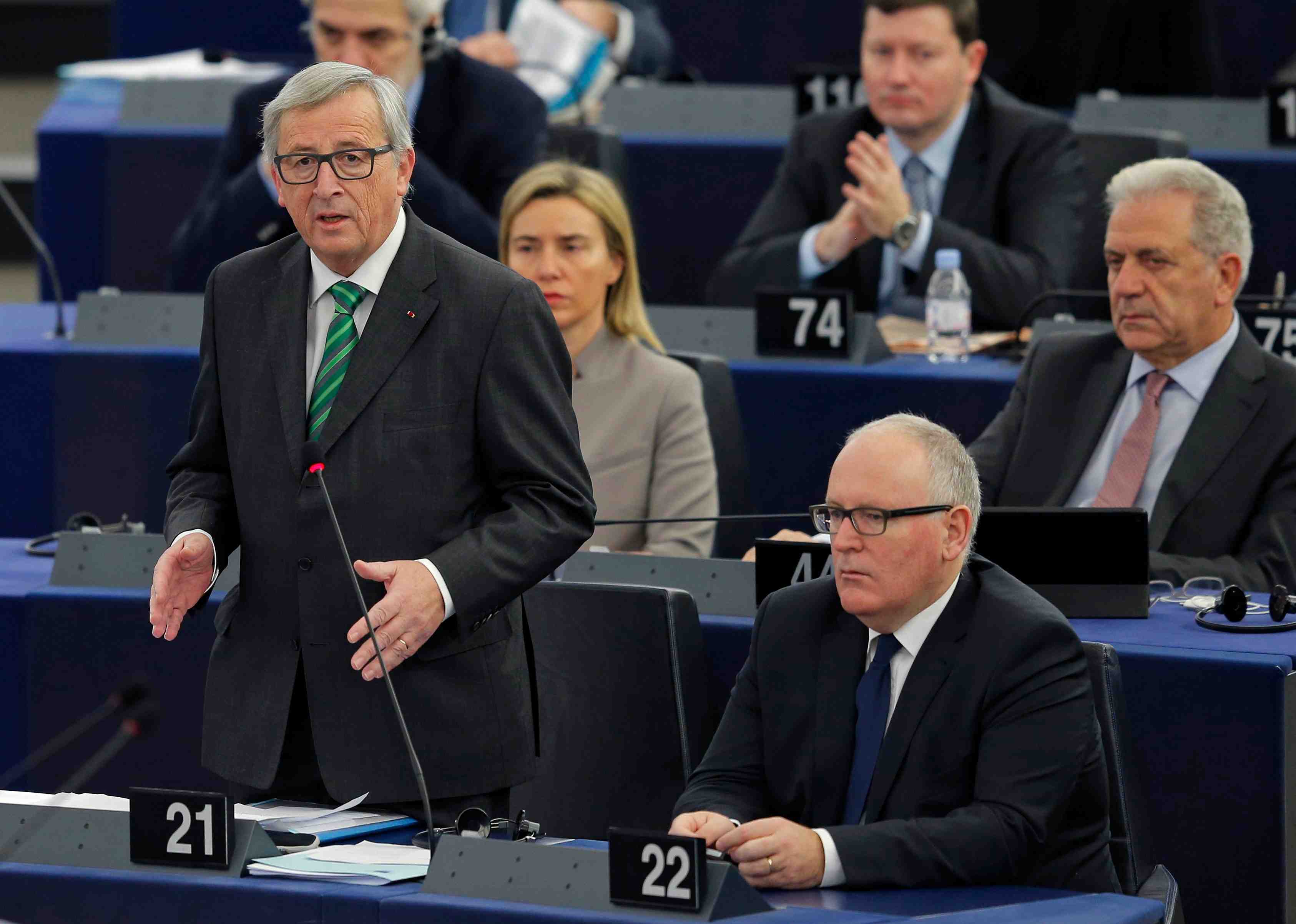Jean-claude juncker previent qu'un effondrement de schengen menacerait la monnaie unique