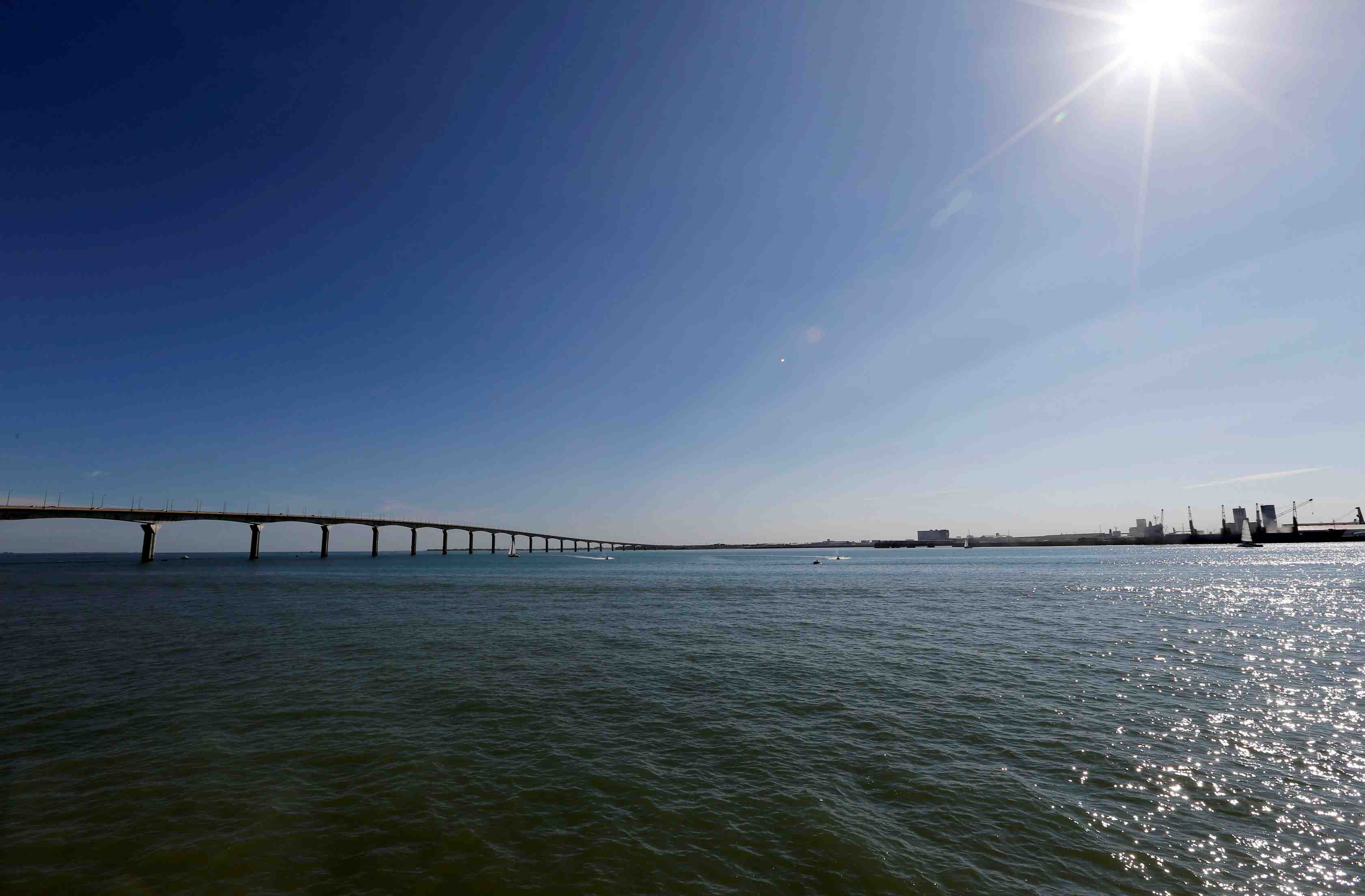 Grande america: la nappe d'hydrocarbures inquiete le maire de la rochelle