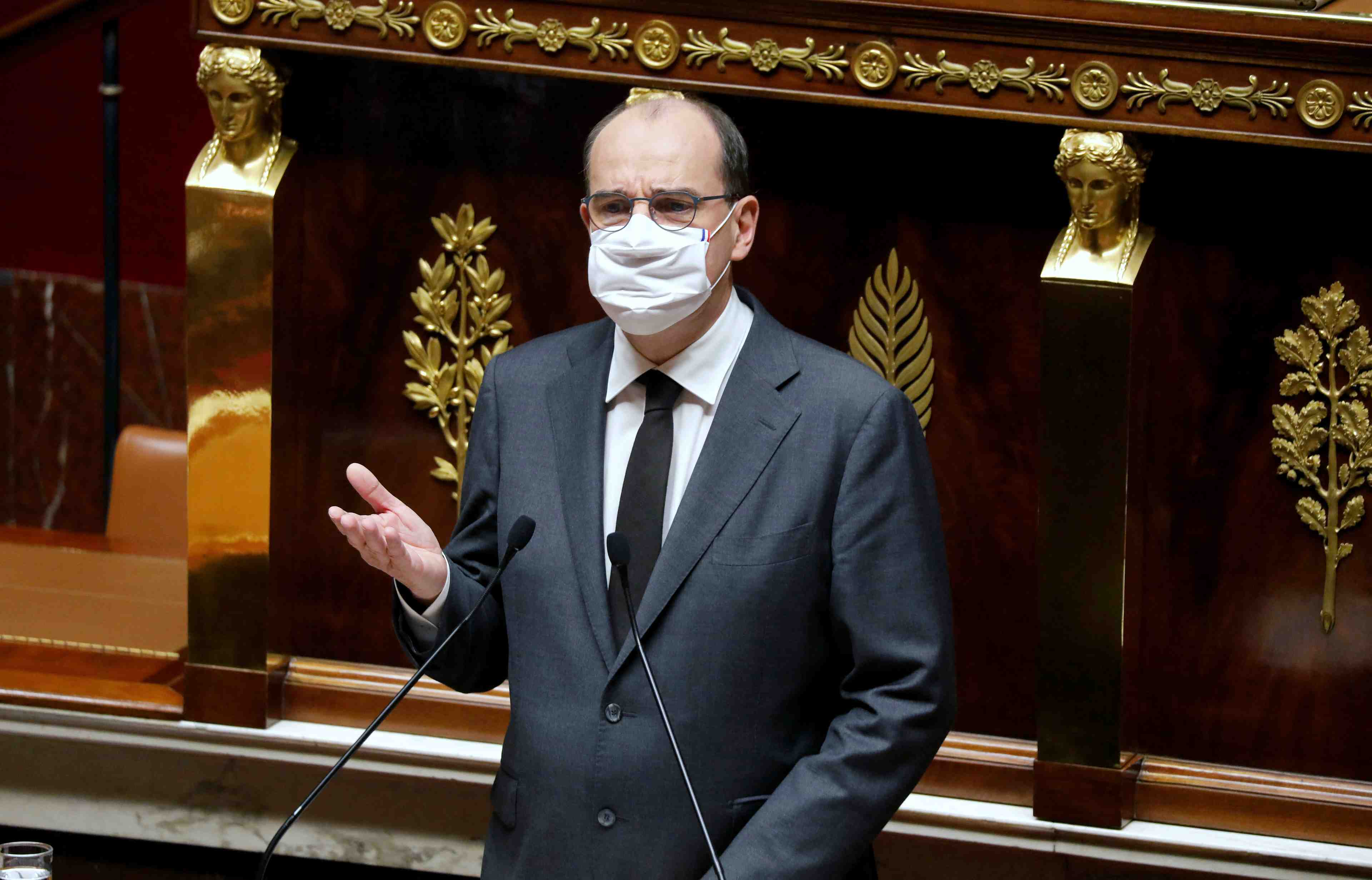Castex defend les propos de macron sur les non-vaccines