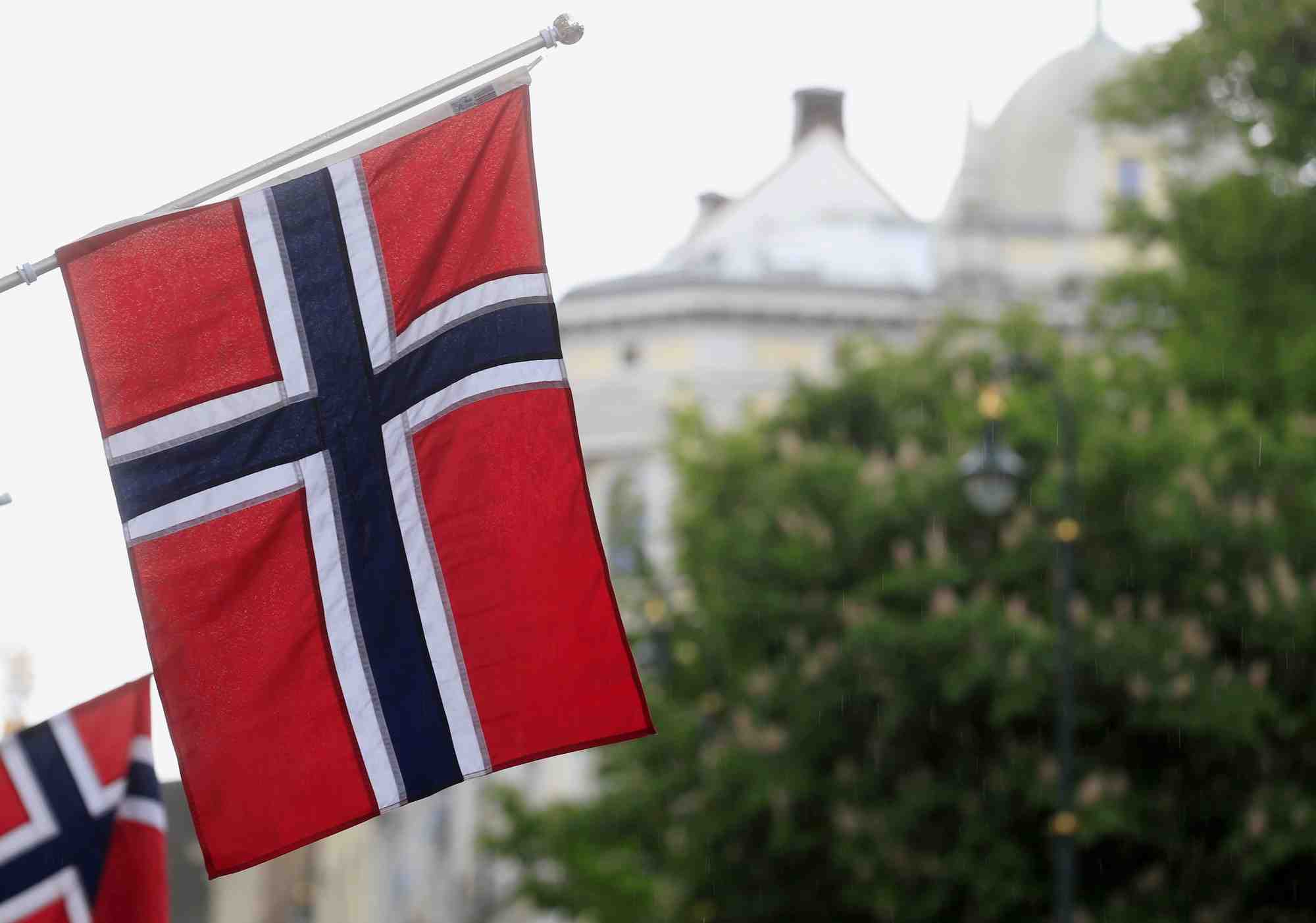 Photo d'archives de drapeaux norvegiens a oslo, norvege