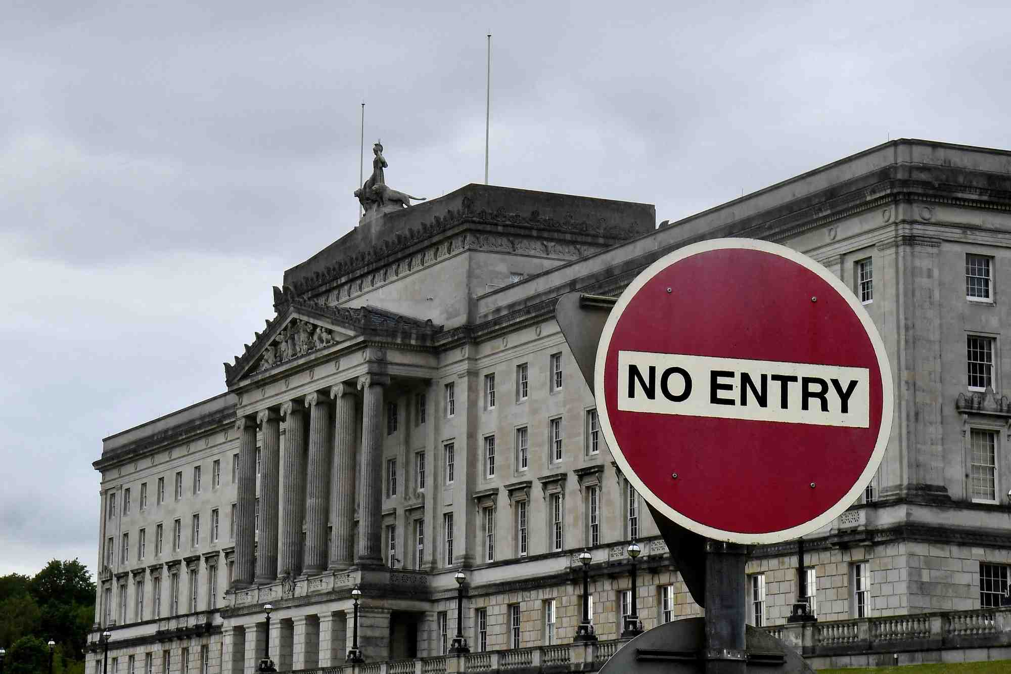 Un panneau d'interdiction d'entree pres des batiments du parlement de stormont a belfast