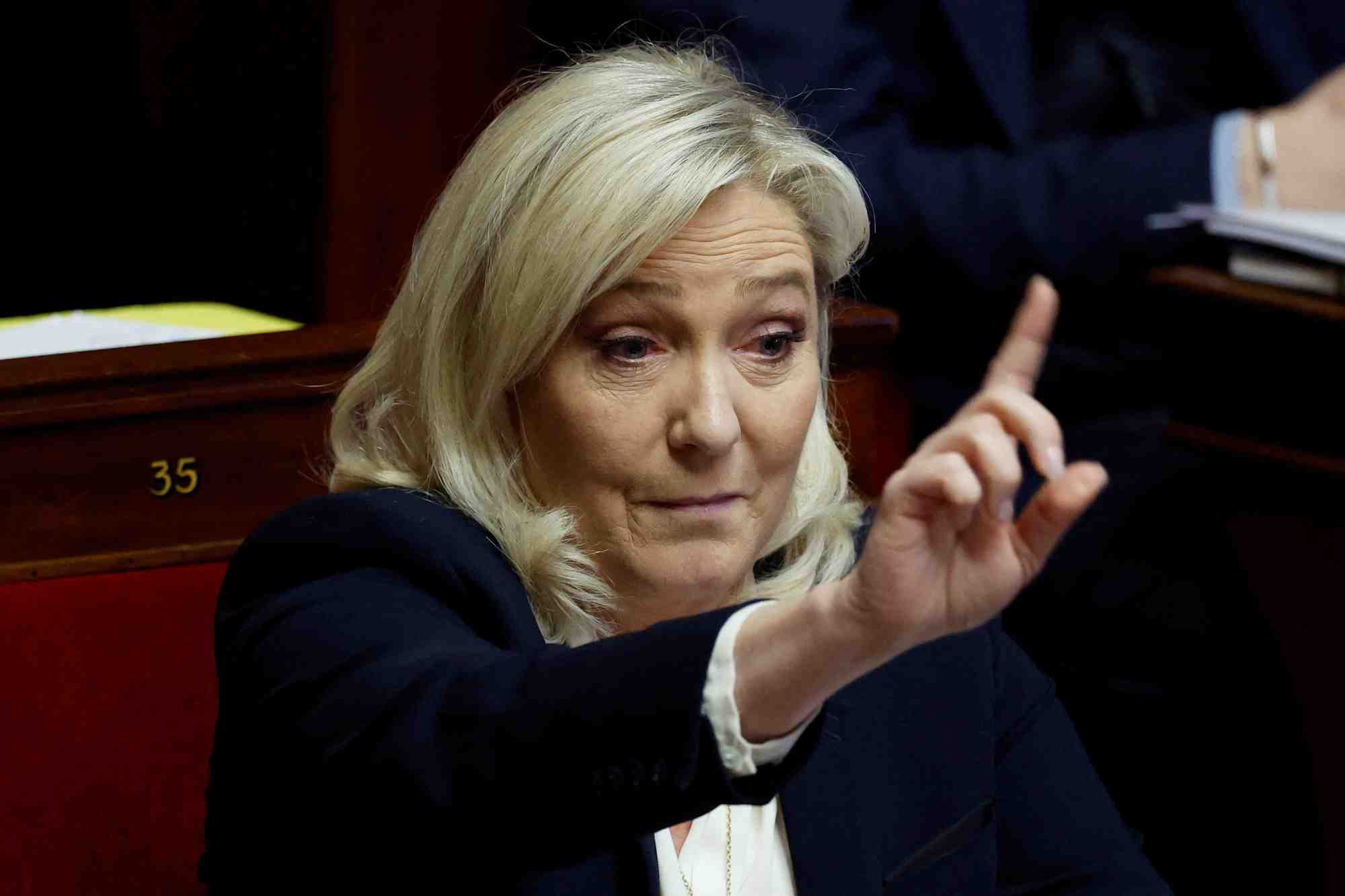 Vu que rien n'a été présenté par le gouvernement, « nous voterons bien entendu notre propre motion de censure, mais aussi celle de la France insoumise », a ainsi indiqué la patronne du RN ce jeudi matin.
