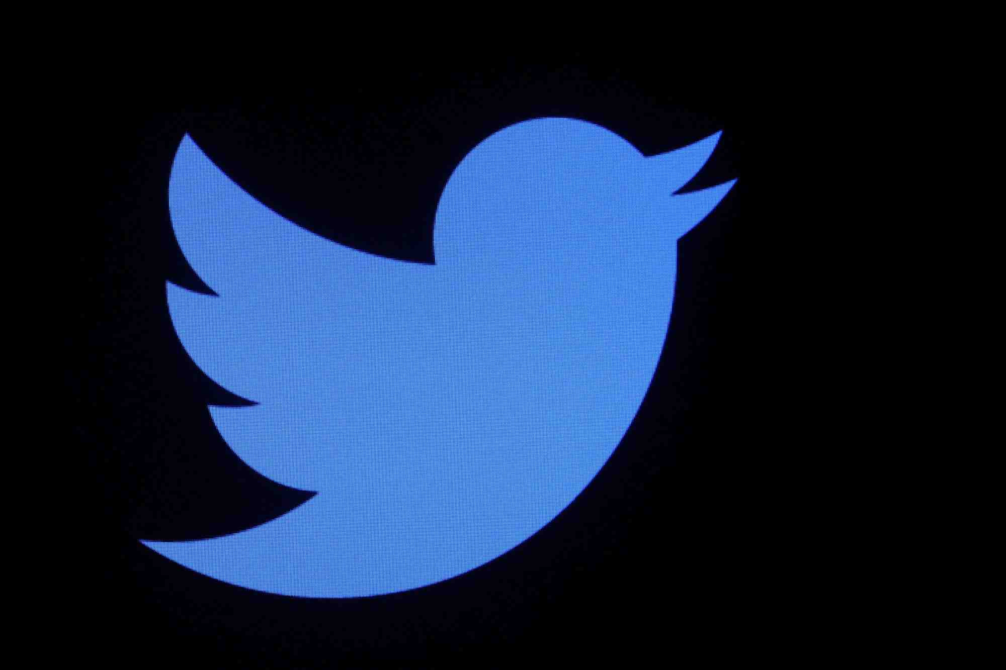 Le logo de twitter est affiche sur un ecran a la bourse de new york (nyse)