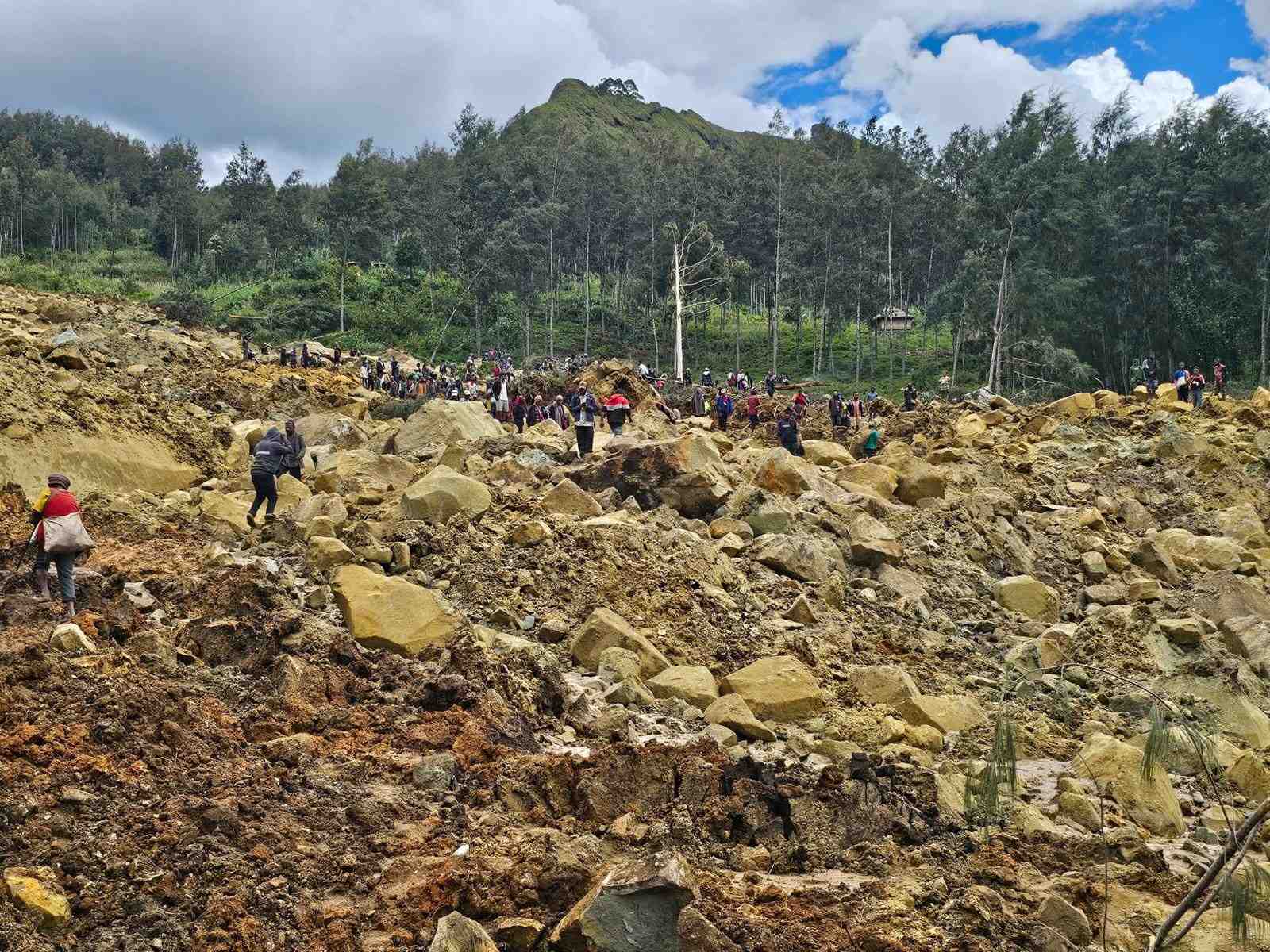 Vue des degats apres un glissement de terrain a maip mulitaka