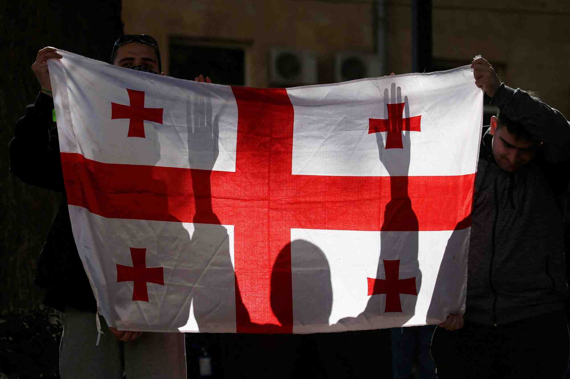 Des militants brandissent un drapeau georgien