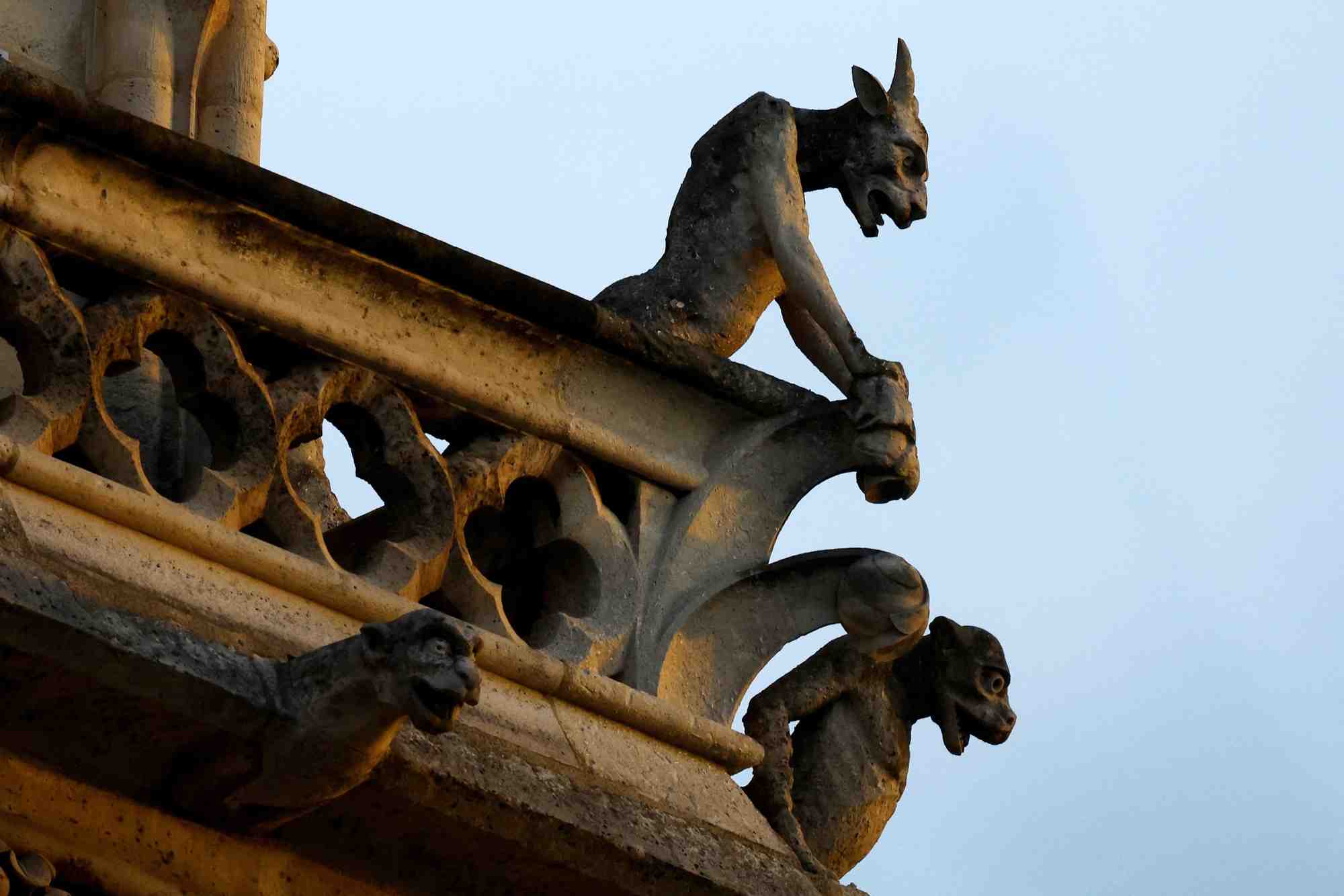 Vue des gargouilles ornant la cathedrale notre-dame de paris, cinq ans et demi apres qu'un incendie a ravage le chef-d'oeuvre gothique, a la veille des ceremonies de reouverture a paris