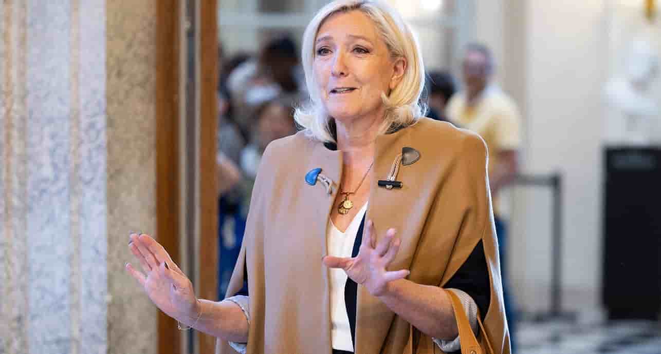 Malgré sa condamnation au mois de mai 2025, Marine Le Pen poursuit son avant-campagne, en s'envolant pour la Nouvelle-Calédonie lundi 26 mai.