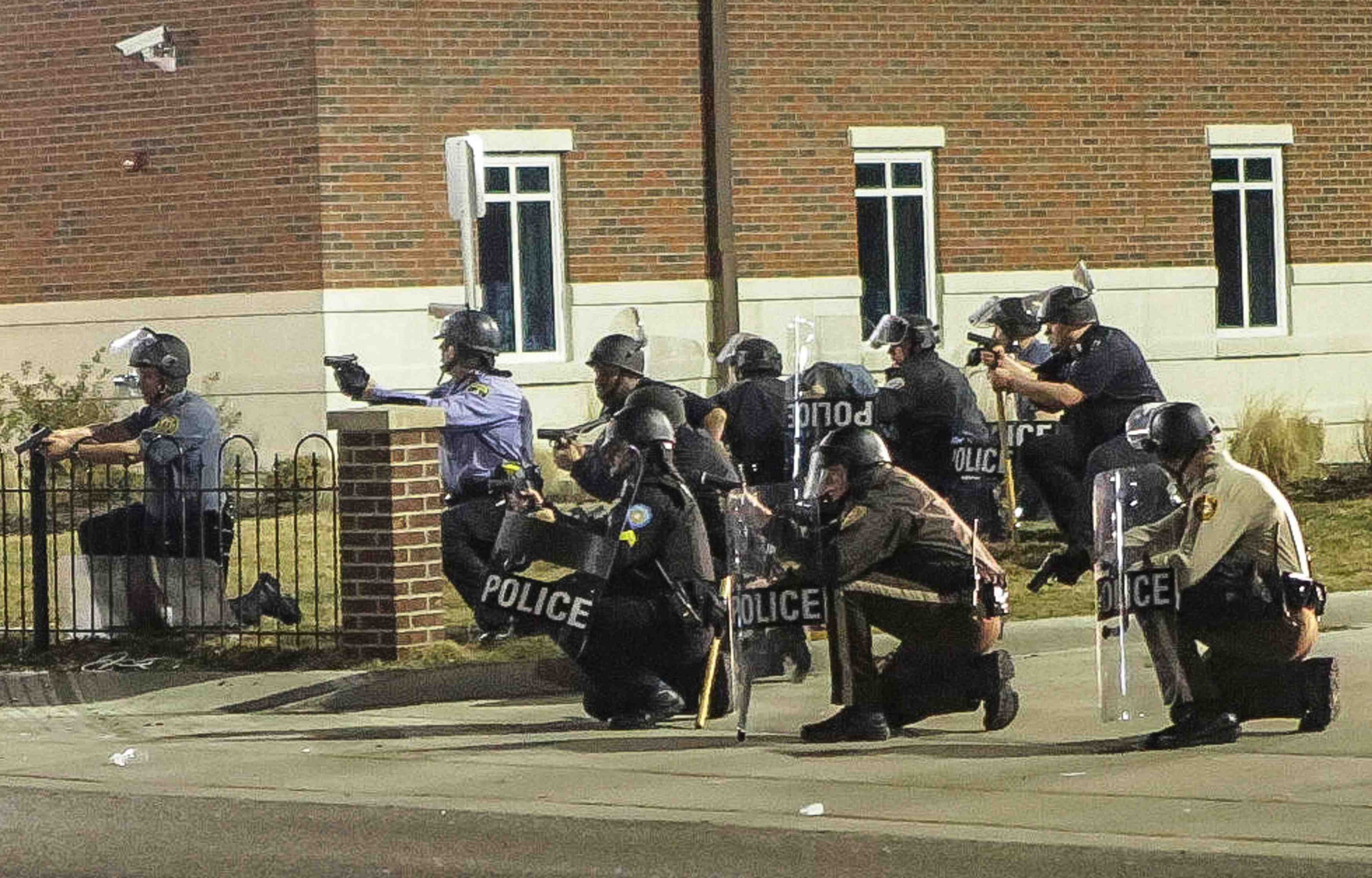 Tensions a ferguson, dans le missouri, apres des tirs sur deux policiers