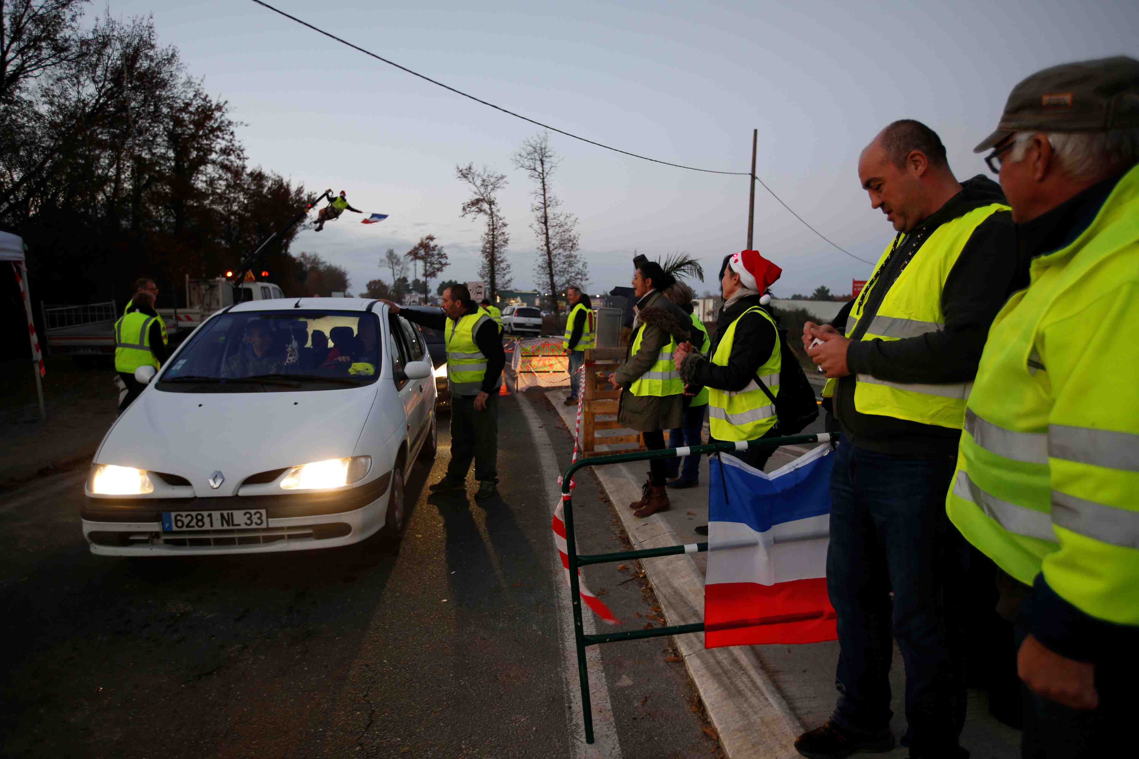 Des "gilets jaunes" appellent a ne pas manifester a paris