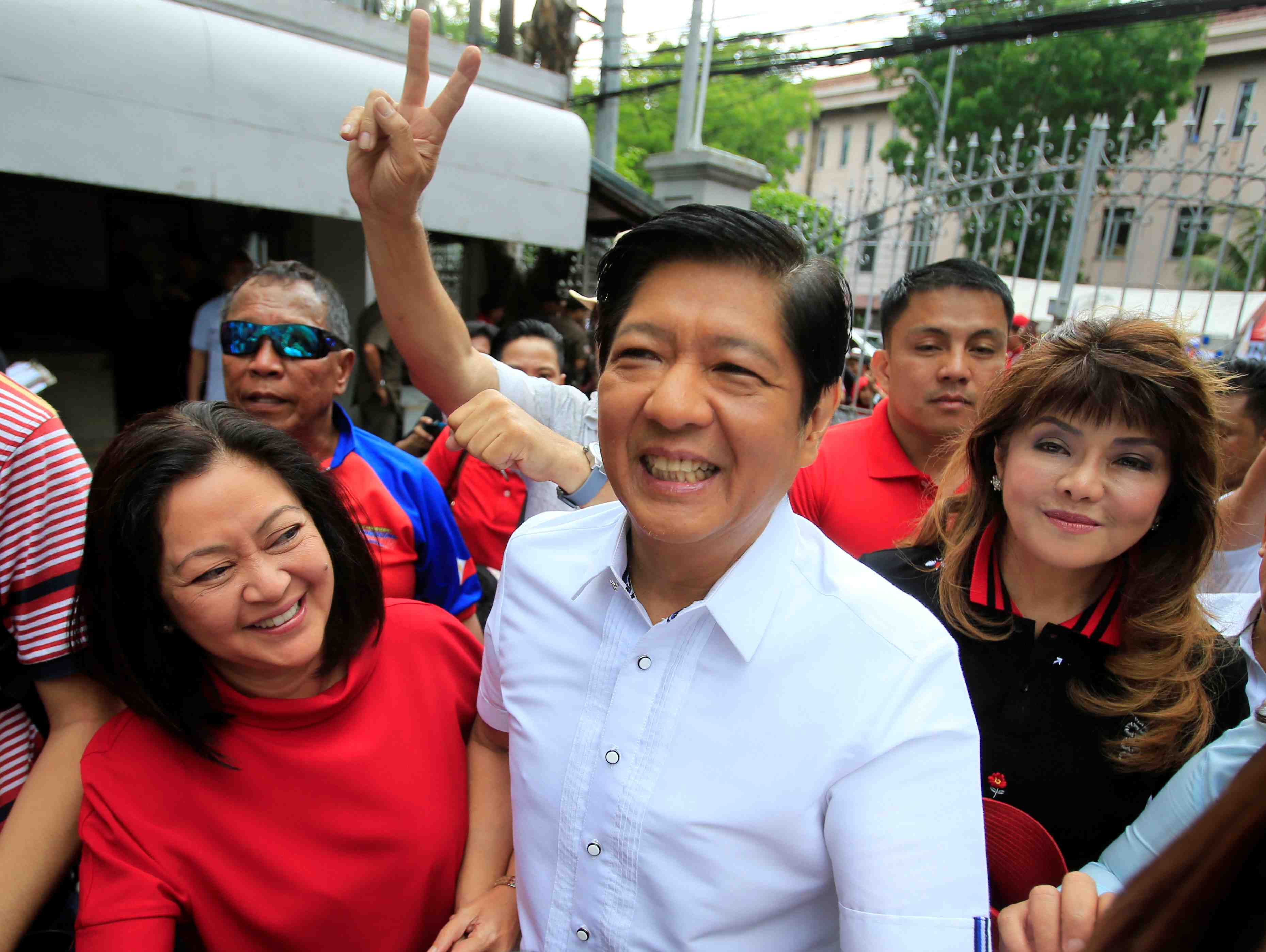 Le fils de l'ancien dirigeant philippin marcos se presente a la presidence