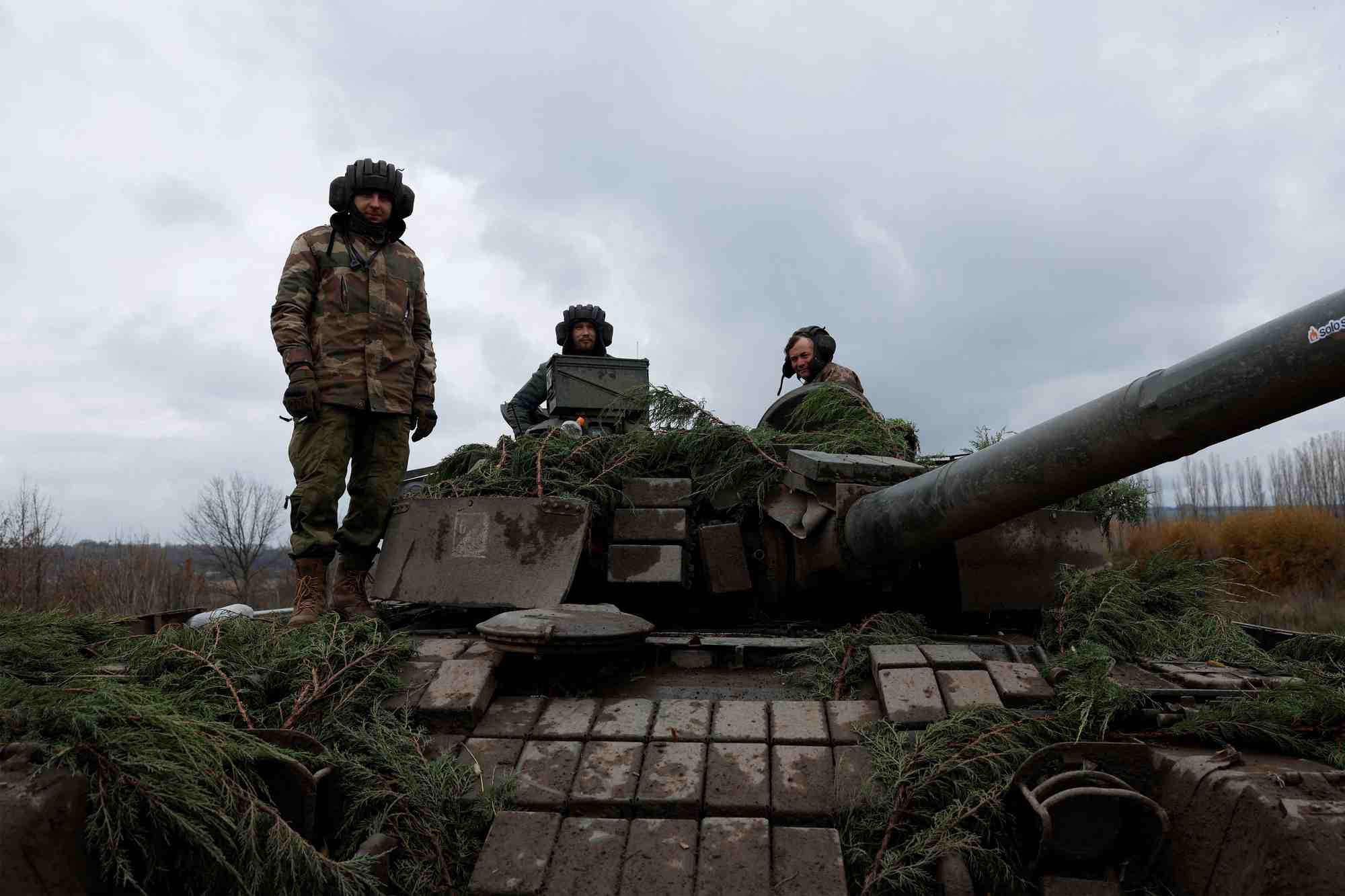 Des soldats ukrainiens et un char t80 capture aux russes dans la region du donbas oriental de bakhmout