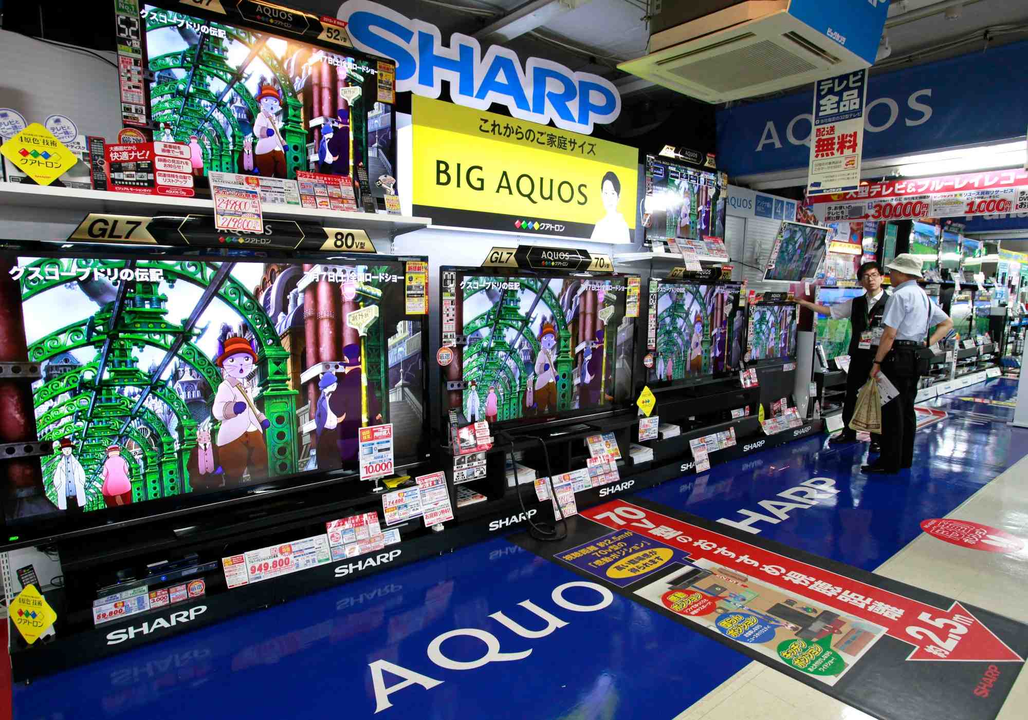 Photo d'archives: les televiseurs aquos de sharp corp sont exposes dans un magasin d'electronique a tokyo