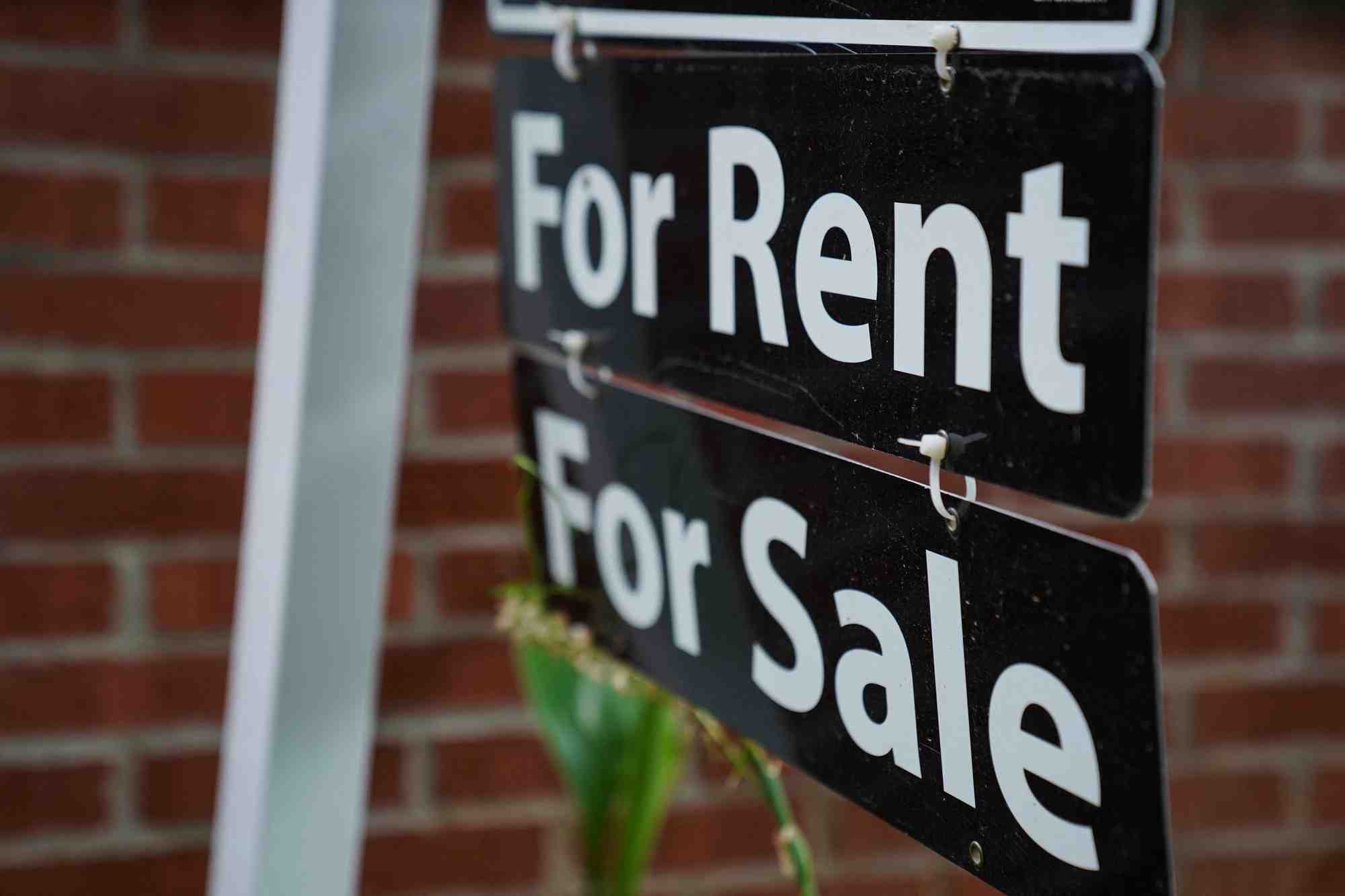 Un panneau "a louer, a vendre" a l'exterieur d'une maison a washington, etats-unis