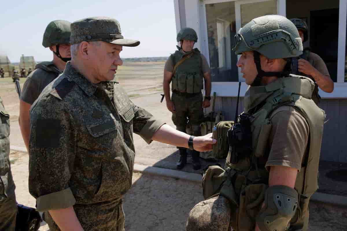 Le ministre russe de la defense, serguei shoigu, inspecte les troupes dans le district militaire du sud