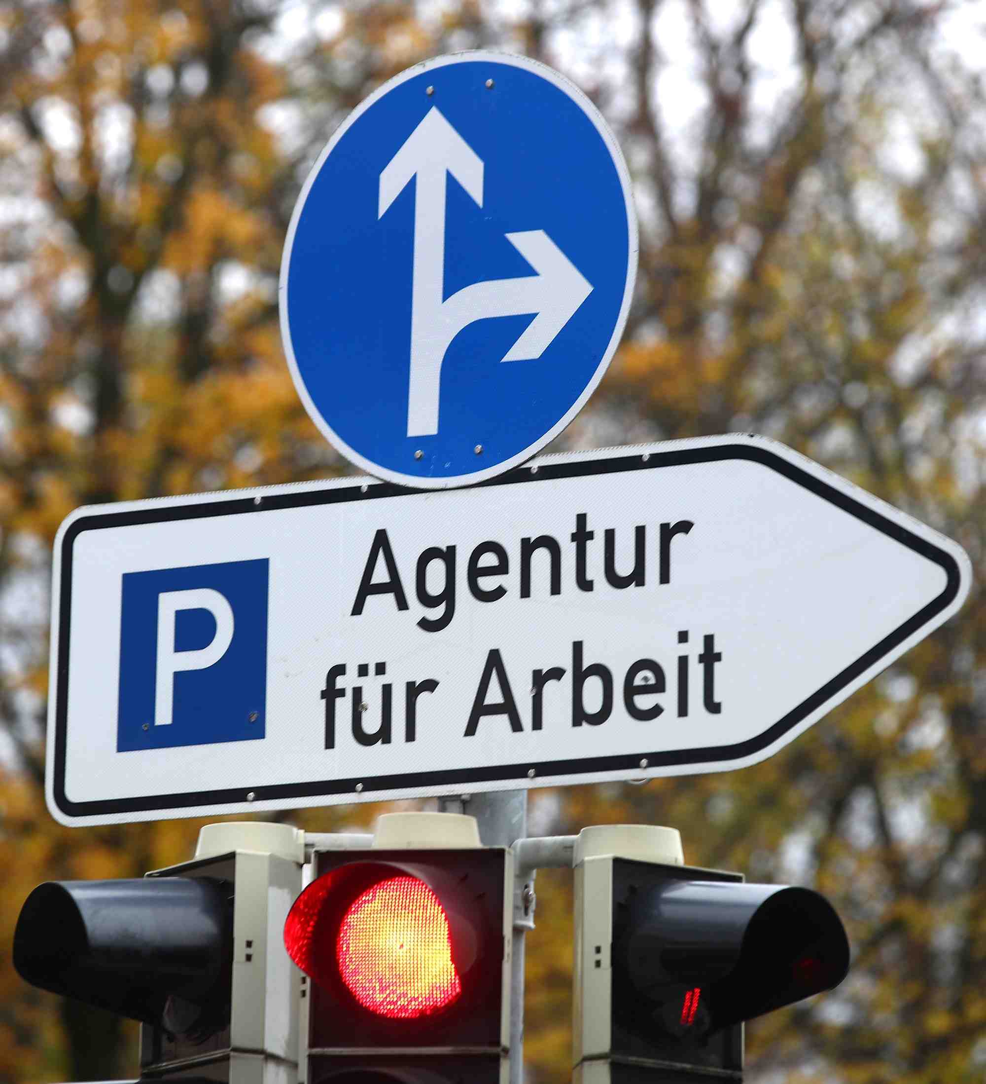 Une plaque de rue menant a un centre d'emploi a munich, en allemagne