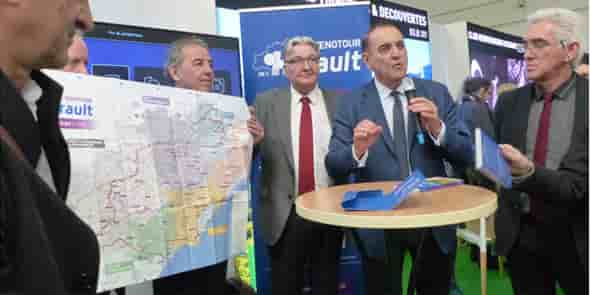 Kléber Mesquida, entouré des élus concernés, présente l’Oenotour sur le salon Vinisud.