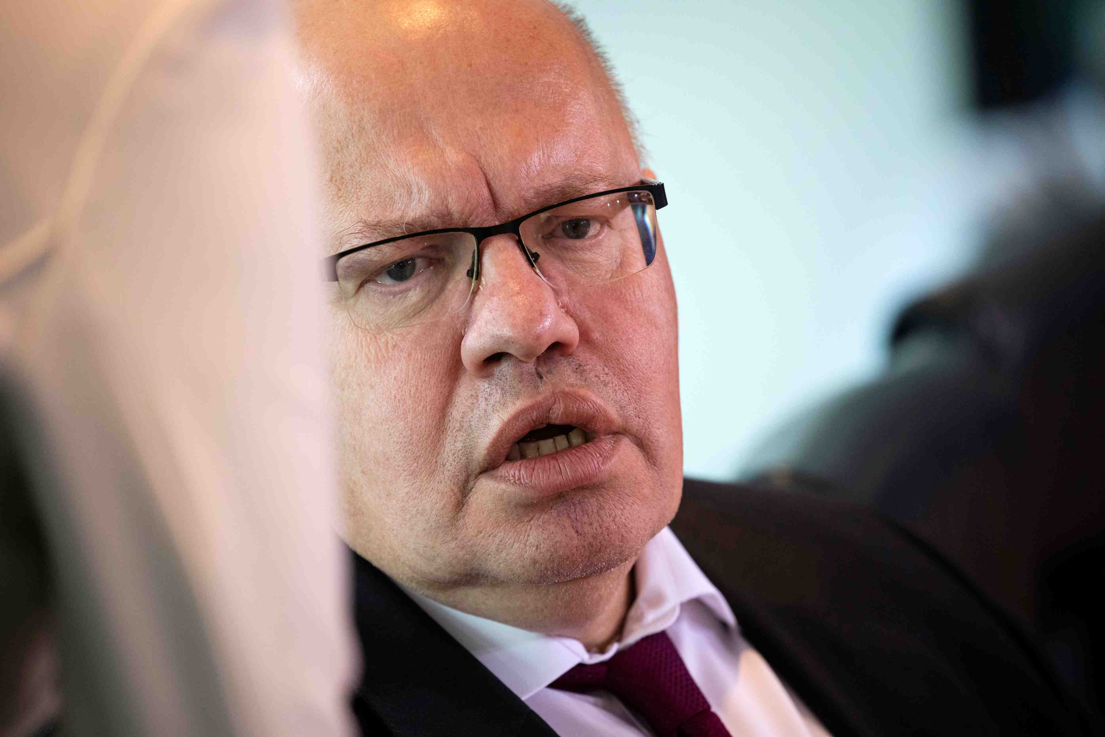 Le ministre allemand de l'economie chute lourdement apres un discours