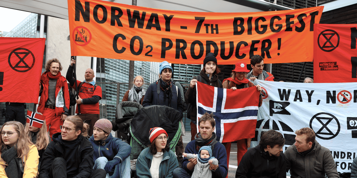 Manifestation du groupe Extinction Rebellion contre les énergies fossiles (ici, à Berlin, le 11 octobre 2019, devant l'ambassade de Norvège).