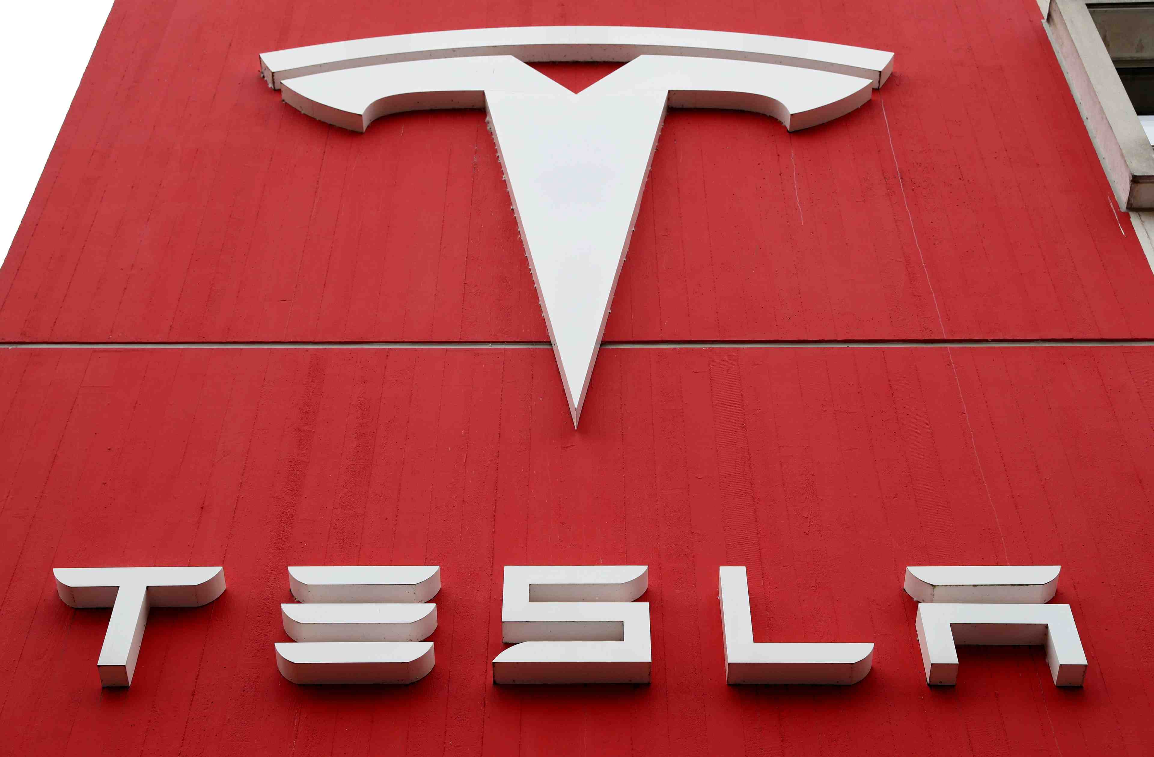 La capitalisation de tesla depasse pour la premiere fois 800 milliards de dollars