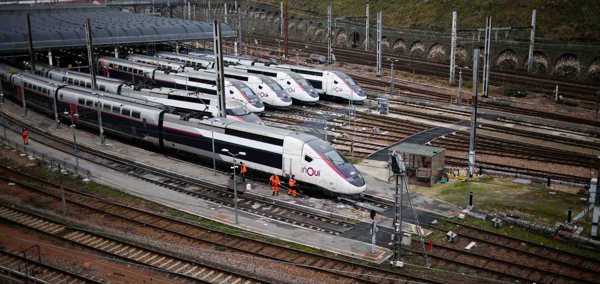 La traction des trains nécessite d'importantes quantités d'électricité.