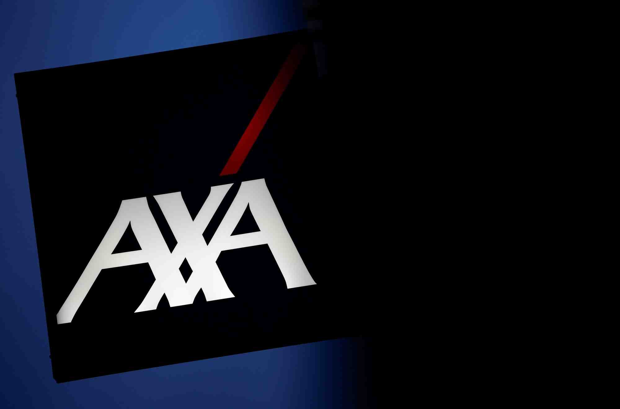 Le logo de l'assureur francais axa a l'exterieur d'un batiment a montaigu, france
