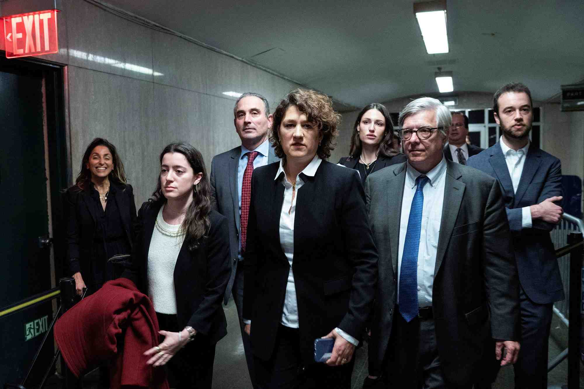 L'avocate susan hoffinger sortant de la salle d'audience du tribunal penal de manhattan