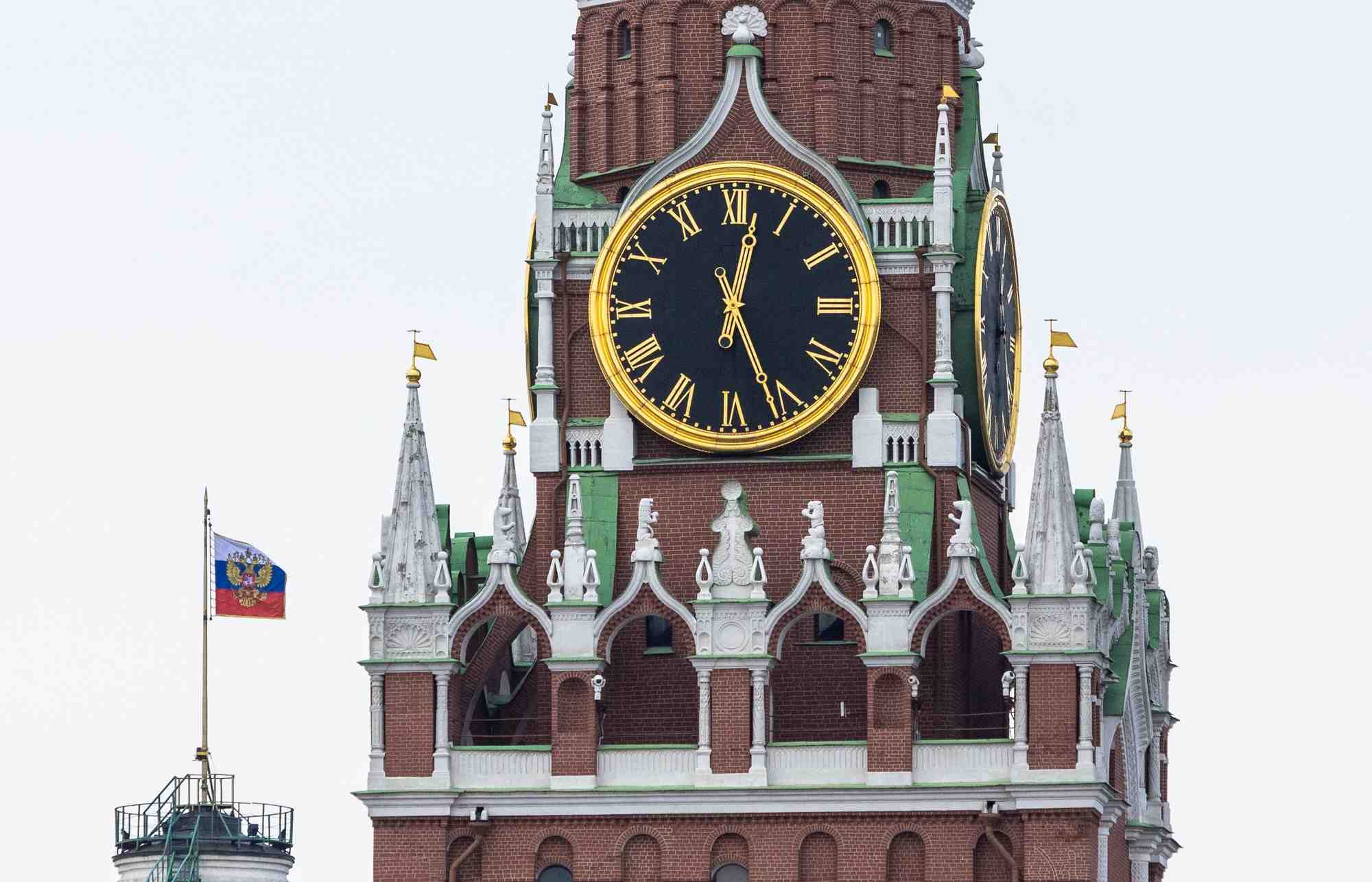 Le drapeau russe avec les armoiries a moscou