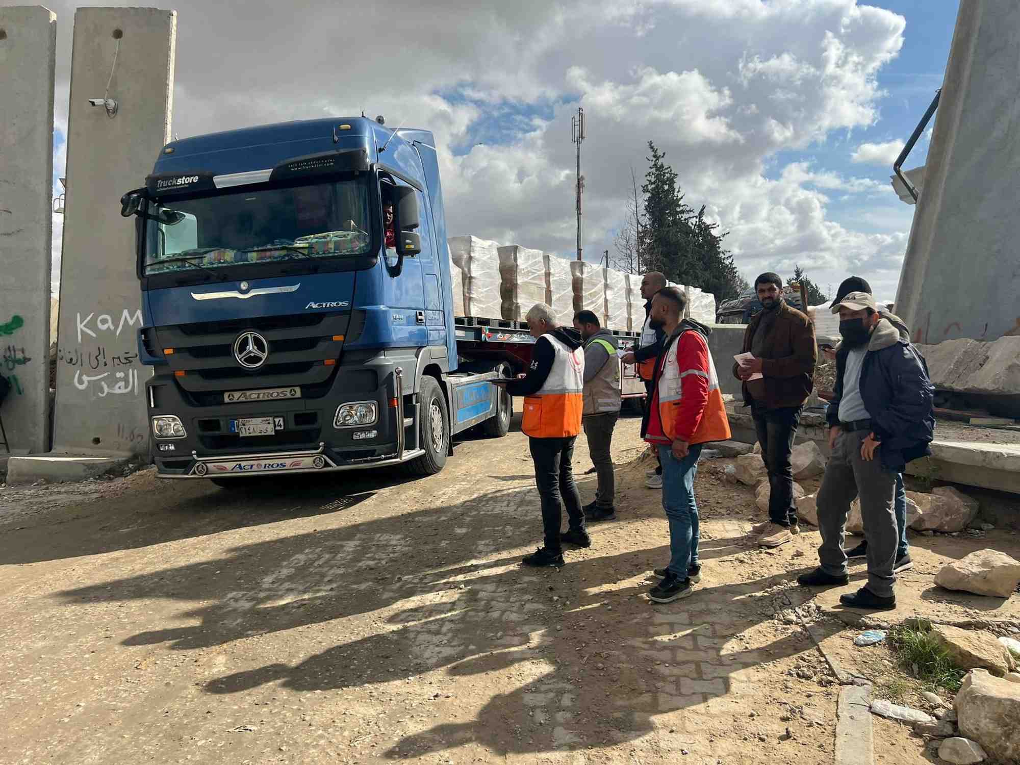 Des camions transportant de l'aide humanitaire entrent a gaza