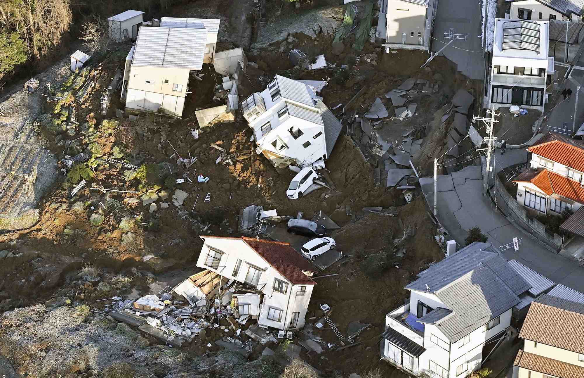 Vue aerienne des maisons, voitures et routes effondrees a la suite d'un tremblement de terre a kanazawa