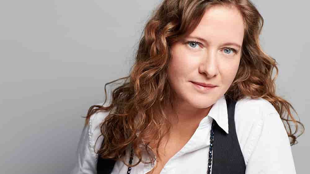 Dans « Écouter les eaux vives », Emmanuelle Favier ne se contente pas de transporter ses lecteurs : elle les apaise.