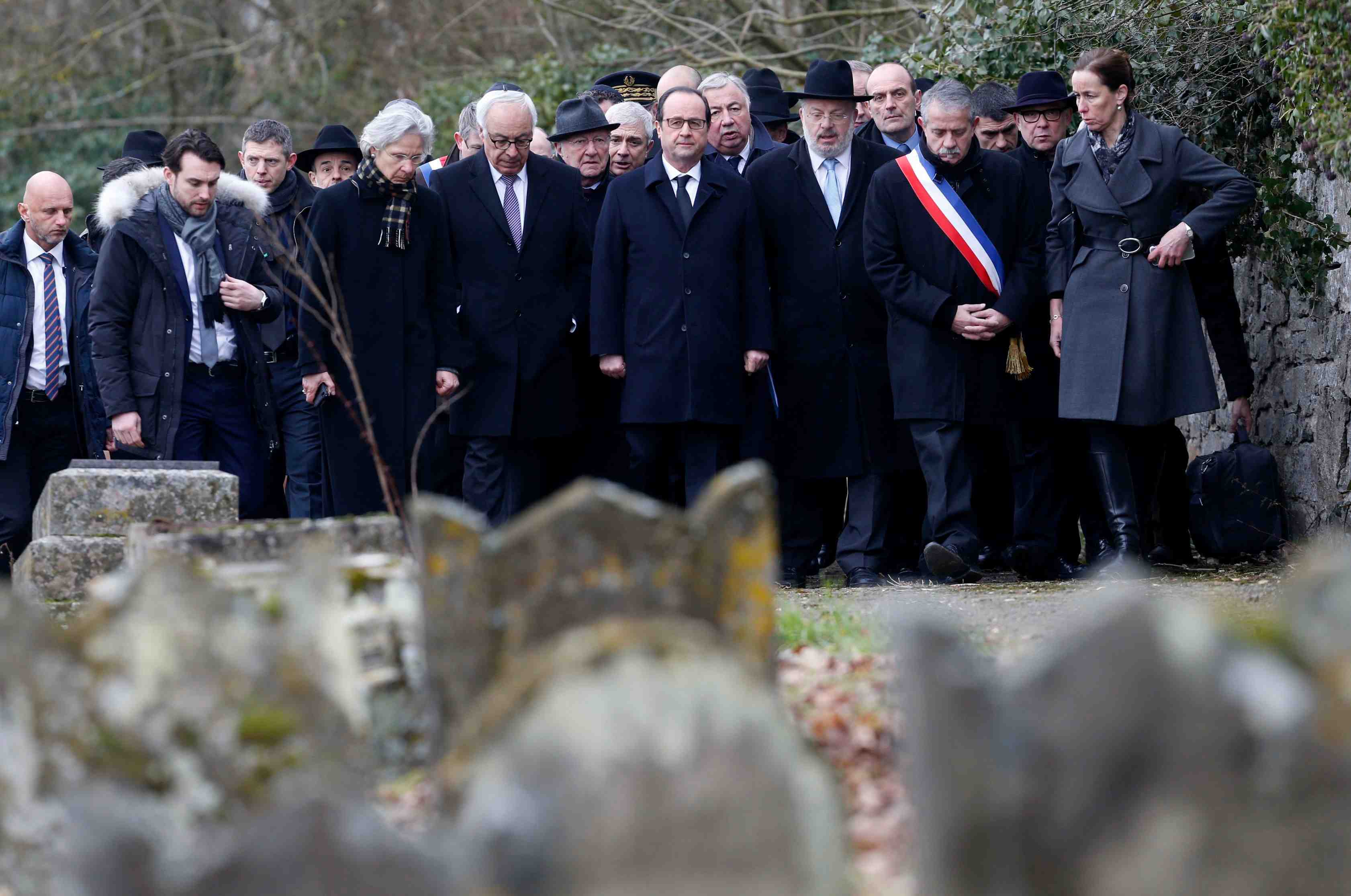 Francois hollande au cimetiere juif de sarre-union