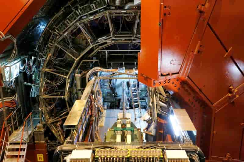 Report de la remise en service du "grand collisionneur de hadrons"