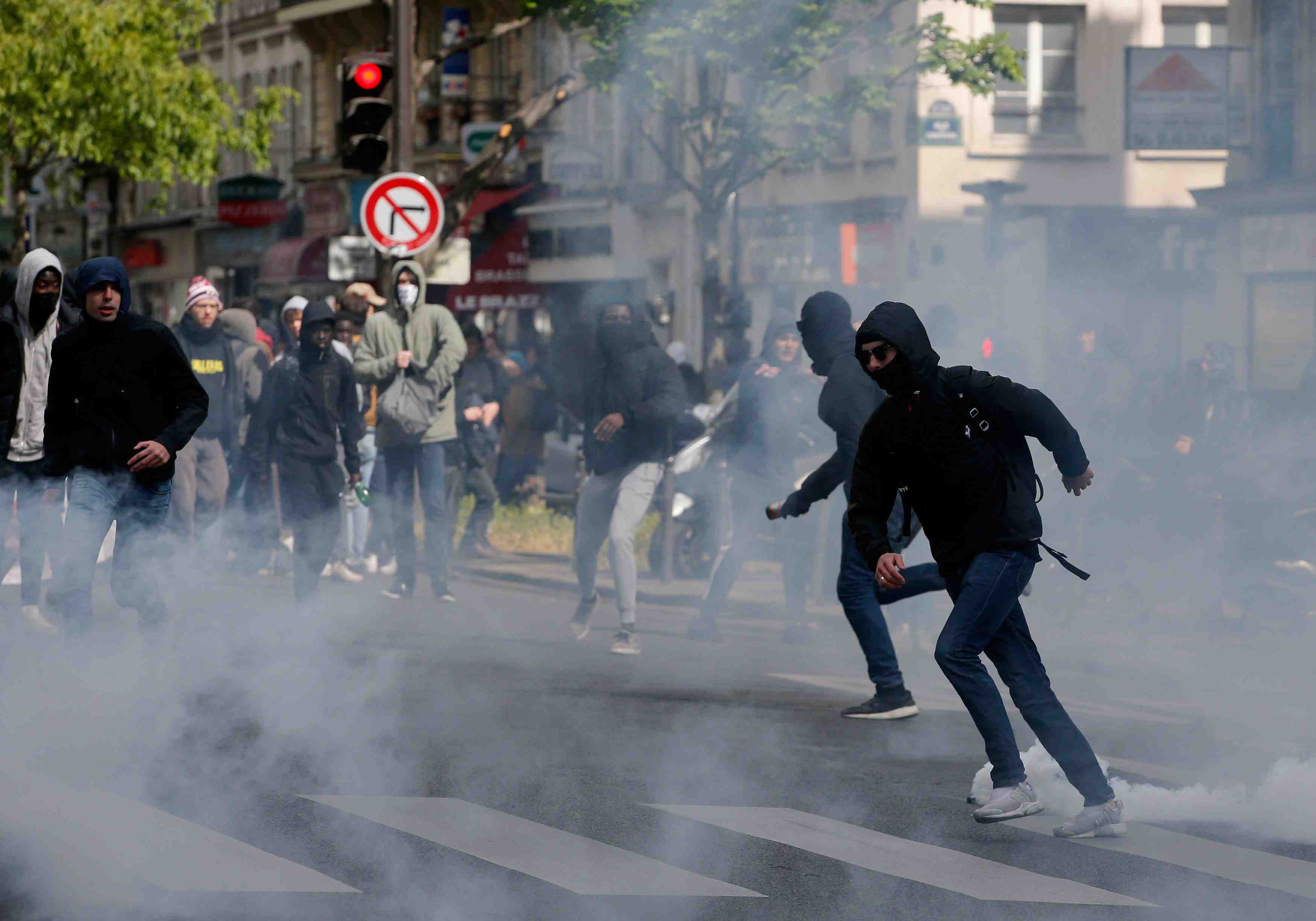 Une manifestation contre le fn et macron degenere a paris