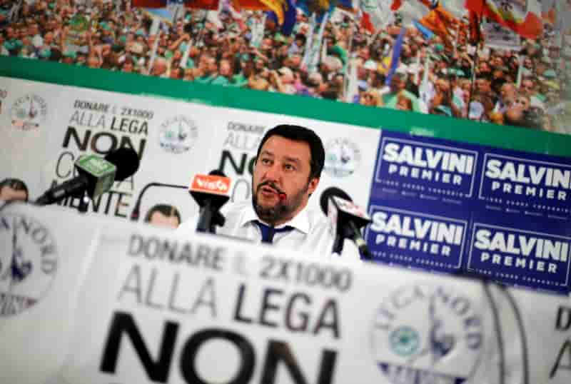 Nombre de villes italiennes, de genes a l'aquila, basculent a droite