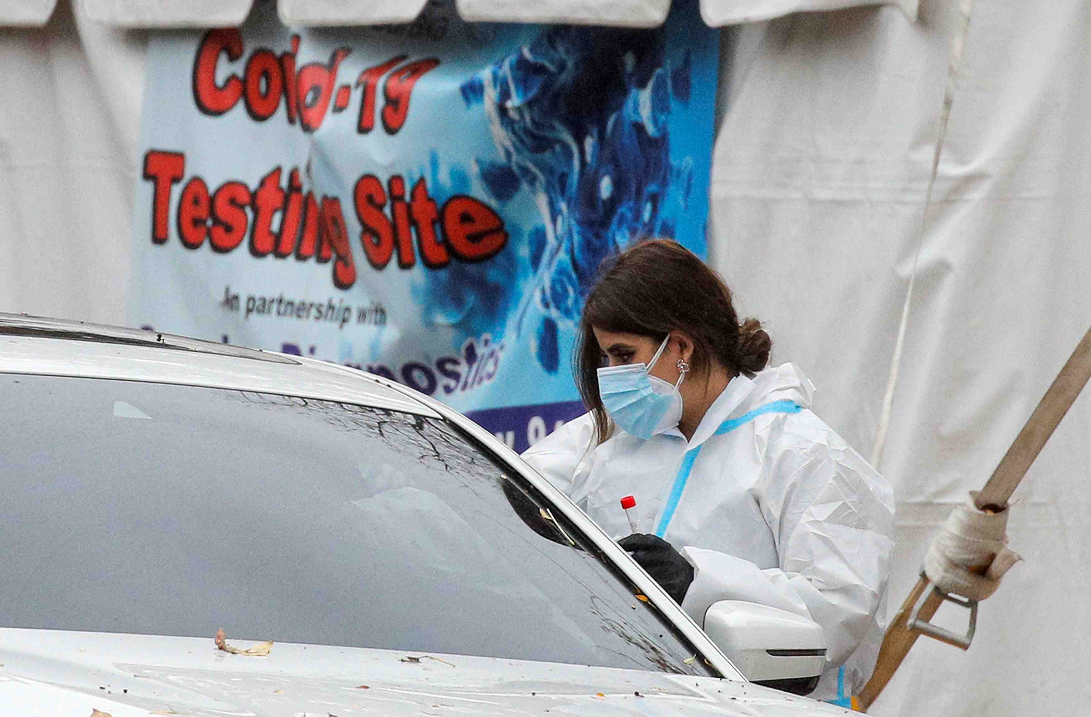 Coronavirus: nouvelles restrictions apres la hausse des cas aux usa