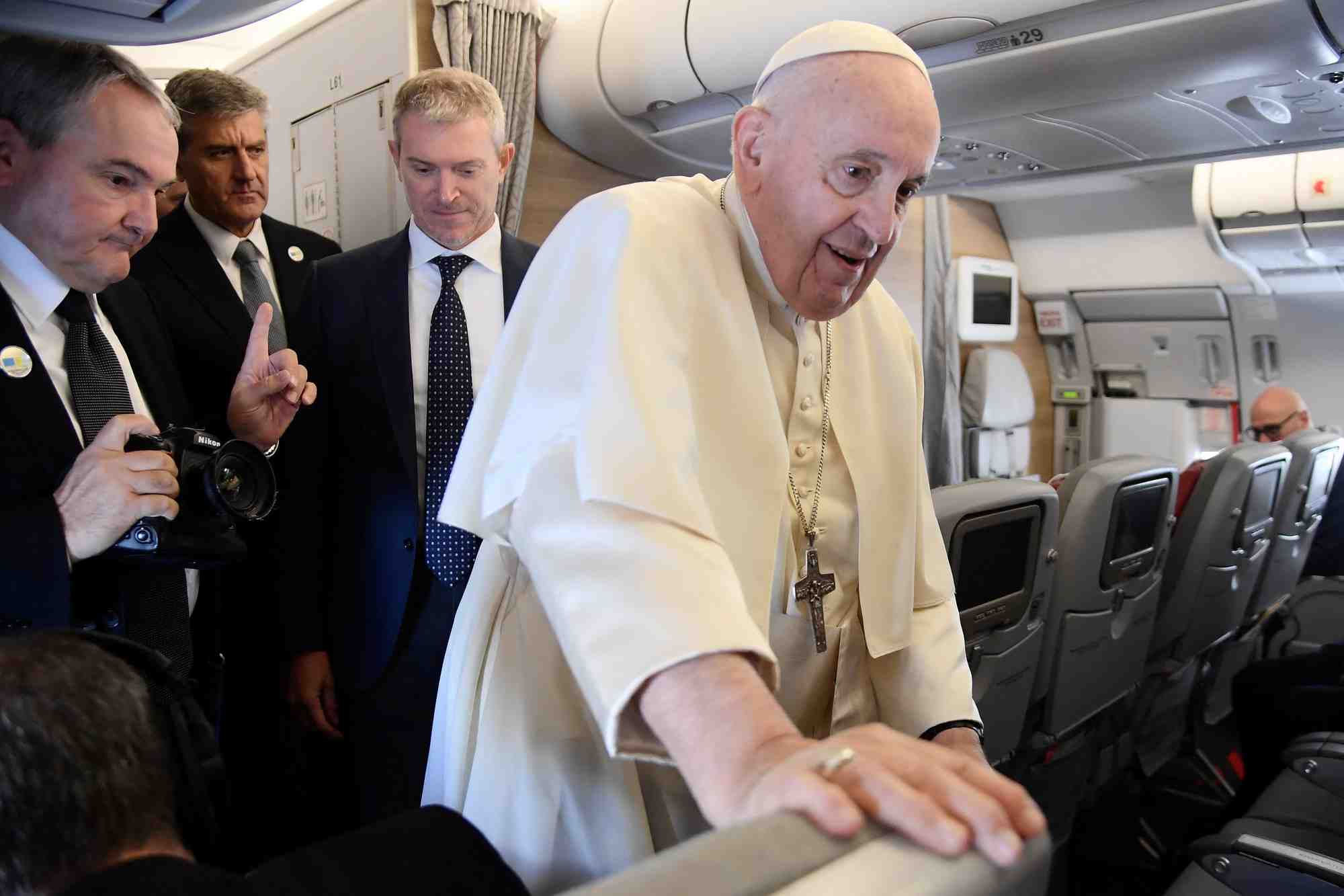 Le pape francois a bord de l'avion papal en route vers la capitale kazakhe de noursoultan