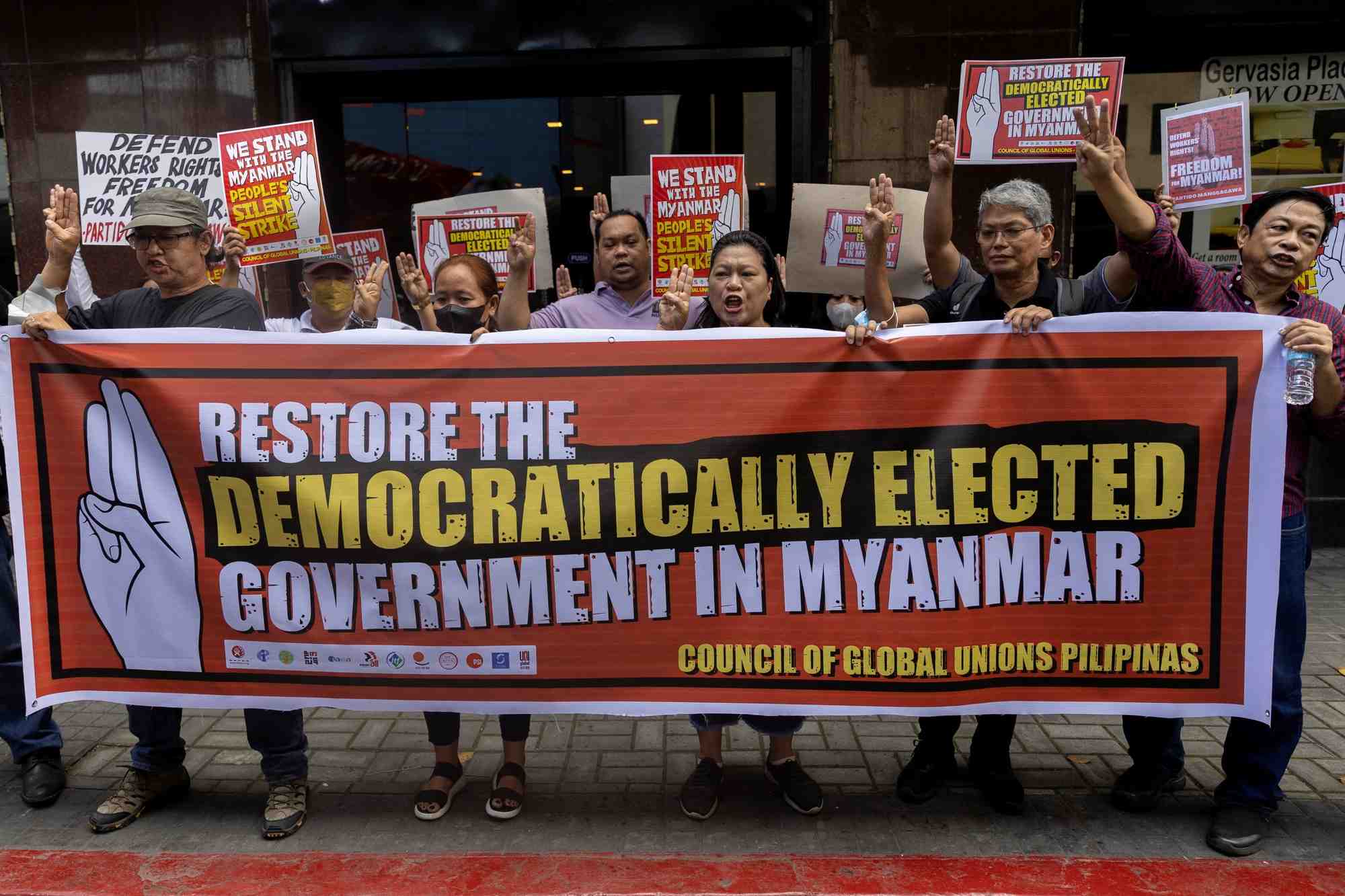 Des militants philippins lors d'une manifestation en solidarite avec les citoyens birmans, devant l'ambassade de birmanie a makati city