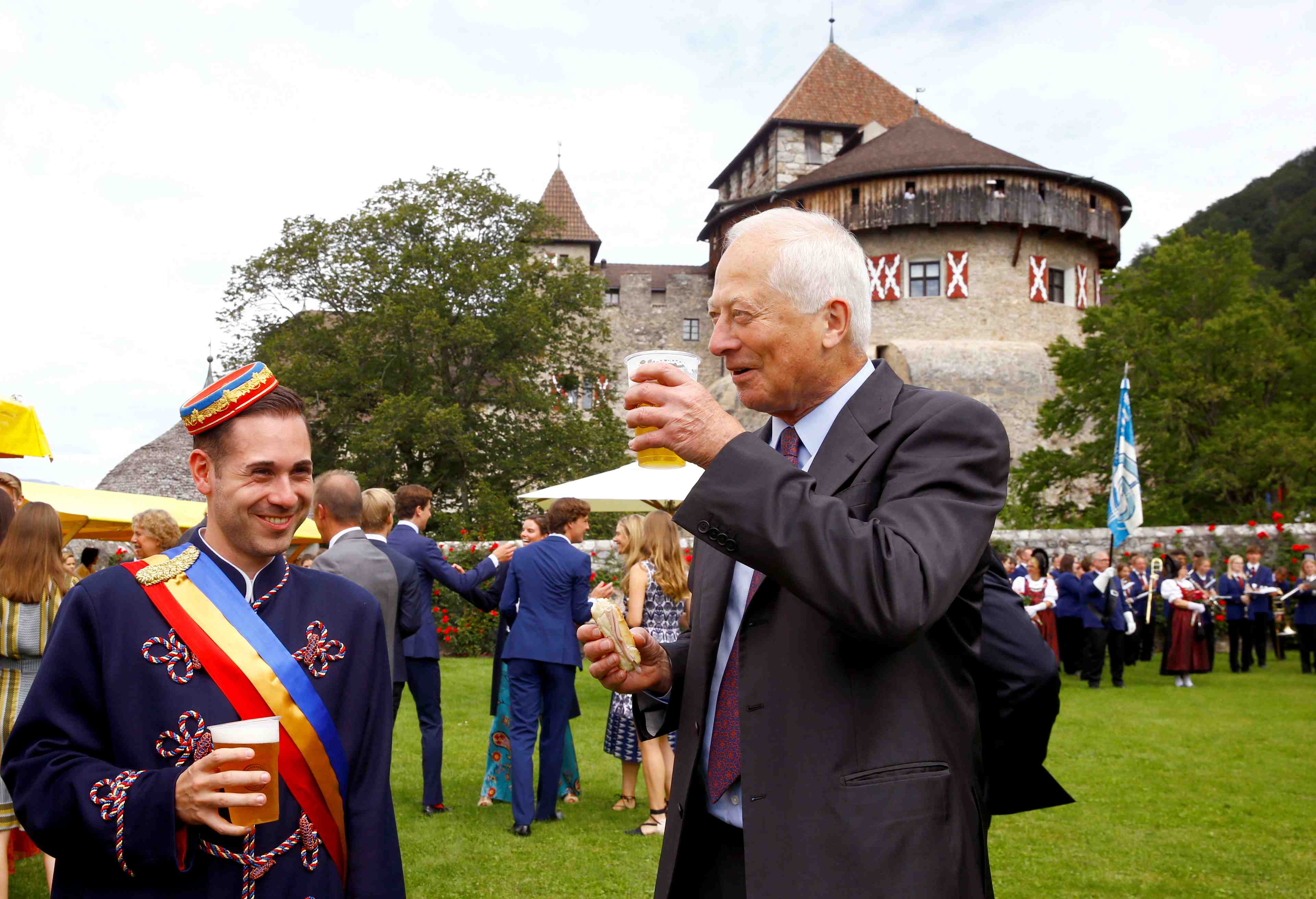 Boire une biere avec le prince pour les 300 ans du liechtenstein