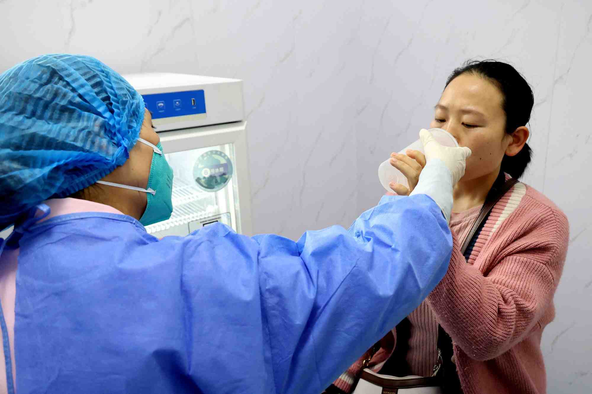 Une residente recoit un vaccin inhale contre le covid-19 dans un centre de services de sante communautaire a lianyungang