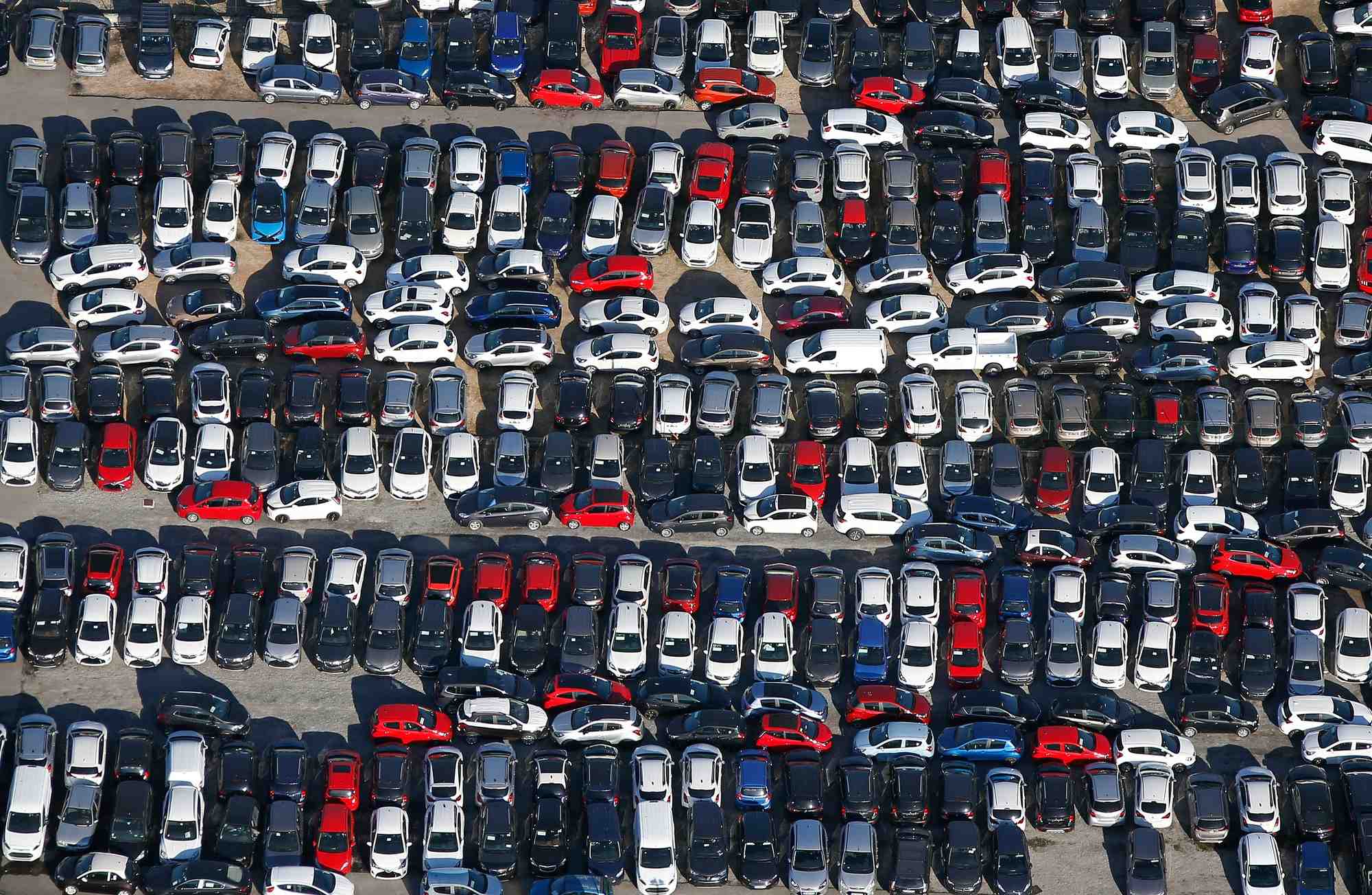 Des voitures garees dans un parc de stockage de nouvelles automobiles opel, ford et toyota a nice