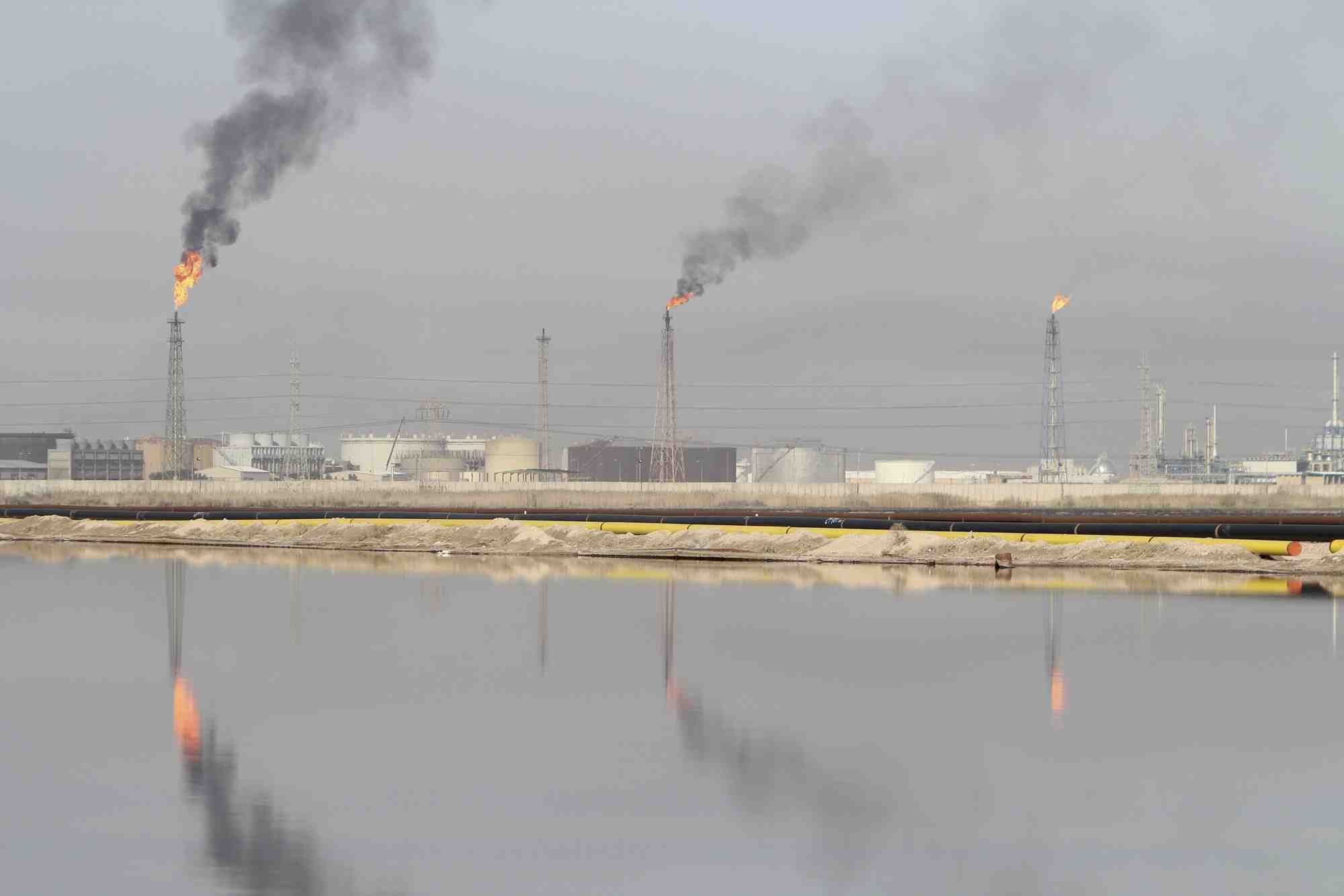 La raffinerie de petrole al-sheiba dans la ville de basra, dans le sud de l'irak