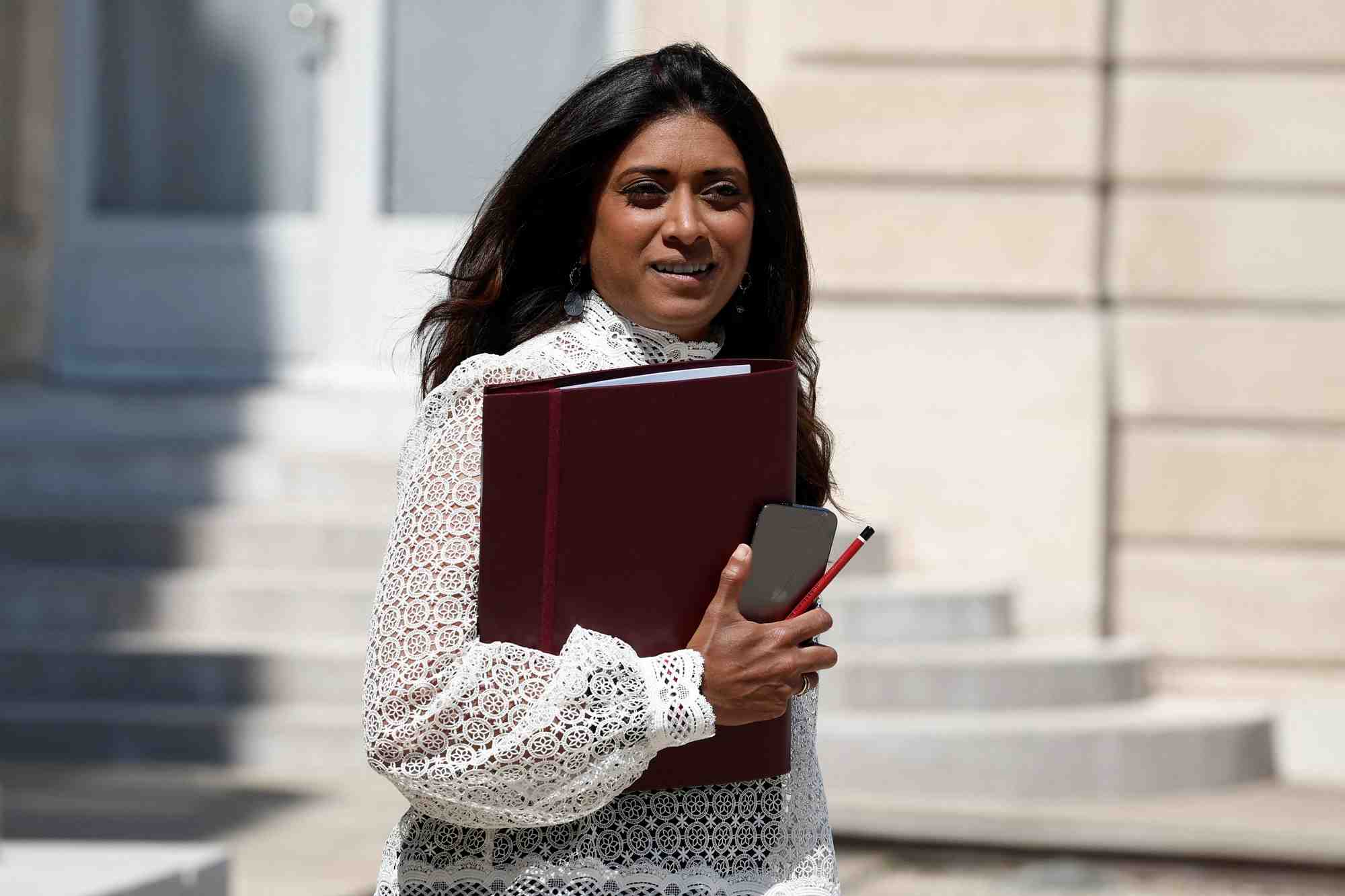La porte-parole du gouvernement francais, prisca thevenot, quitte le palais de l'elysee a paris